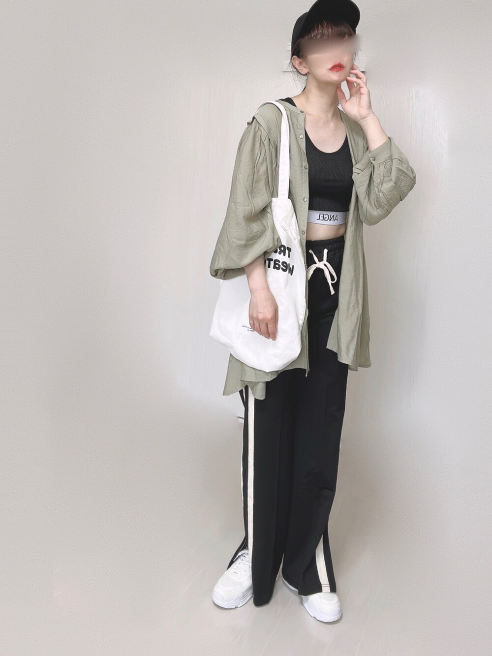 グリーン系のシャツ/ブラウス、ホワイト系のトートバッグ、ブラック系のその他パンツを着用したレディースの夏コーディネートの3枚目の写真