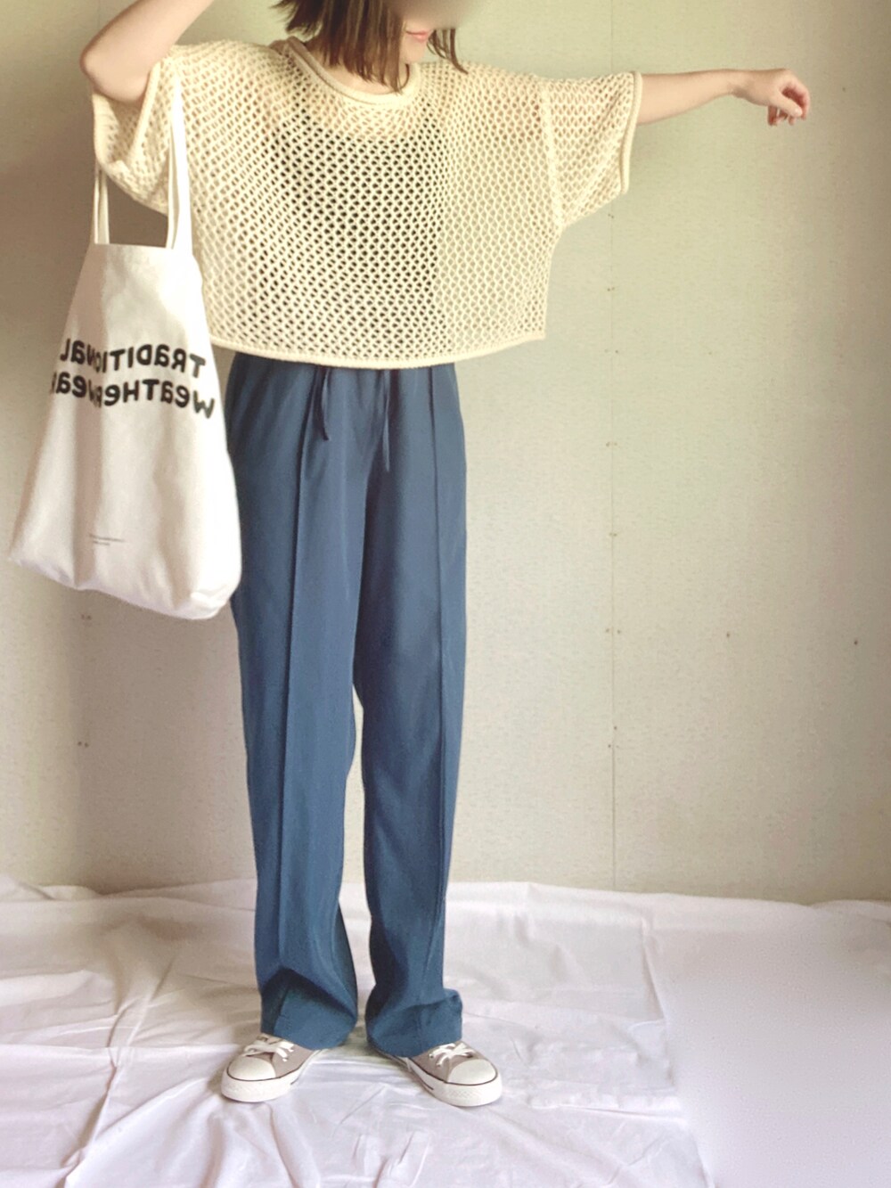 ベージュ系のニット/セーター、ブラック系のキャミソール、ブルー系のその他パンツを着用したレディースの夏コーディネートの4枚目の写真