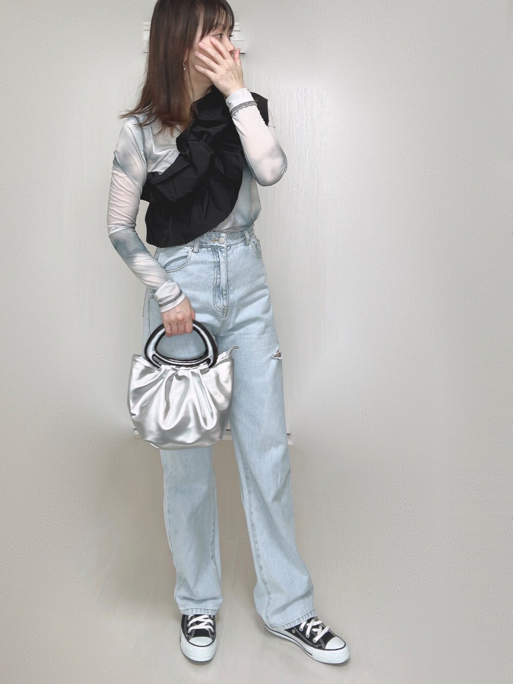 その他のその他トップス、ブルー系のデニムパンツ、ブラック系のスニーカーを着用したレディースの秋コーディネートの2枚目の写真