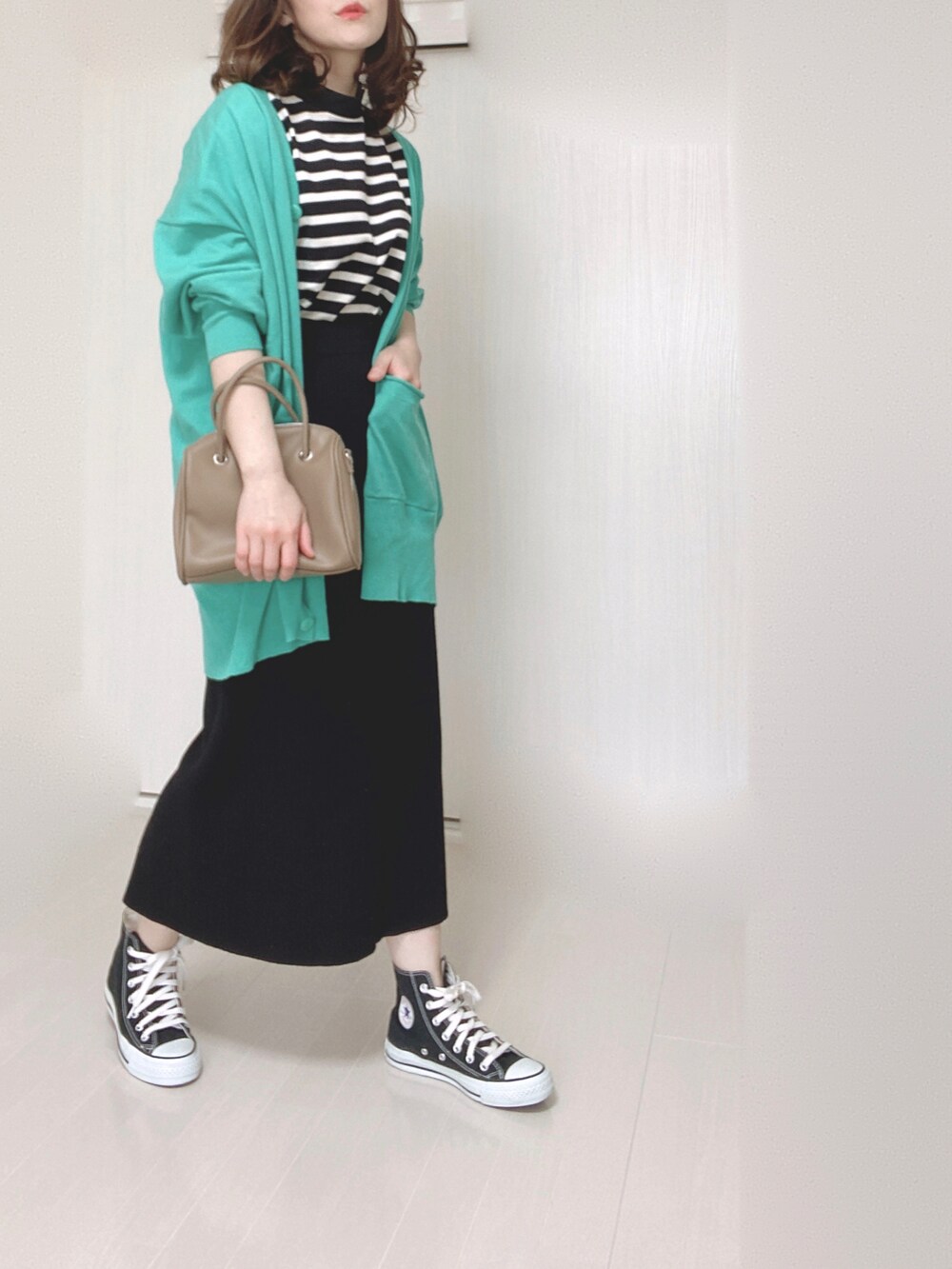 ホワイト系のTシャツ/カットソー、グリーン系のカーディガン/ボレロを着用したレディースの春コーディネートの3枚目の写真