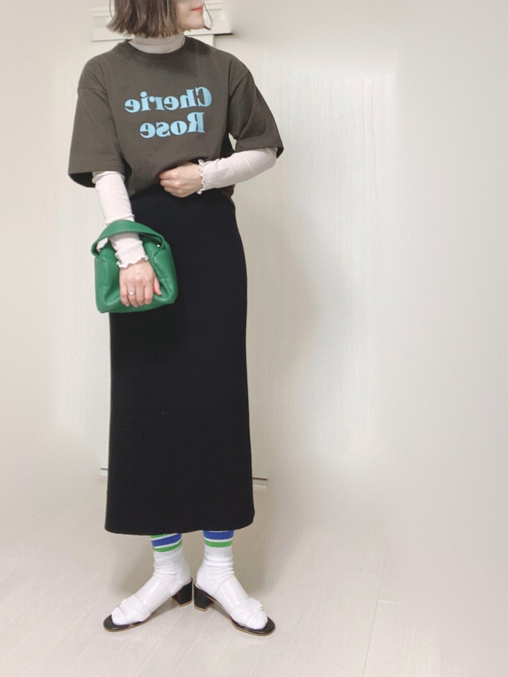 グレー系のTシャツ/カットソー、グレー系のTシャツ/カットソー、グリーン系のハンドバッグを着用したレディースの夏コーディネートの4枚目の写真