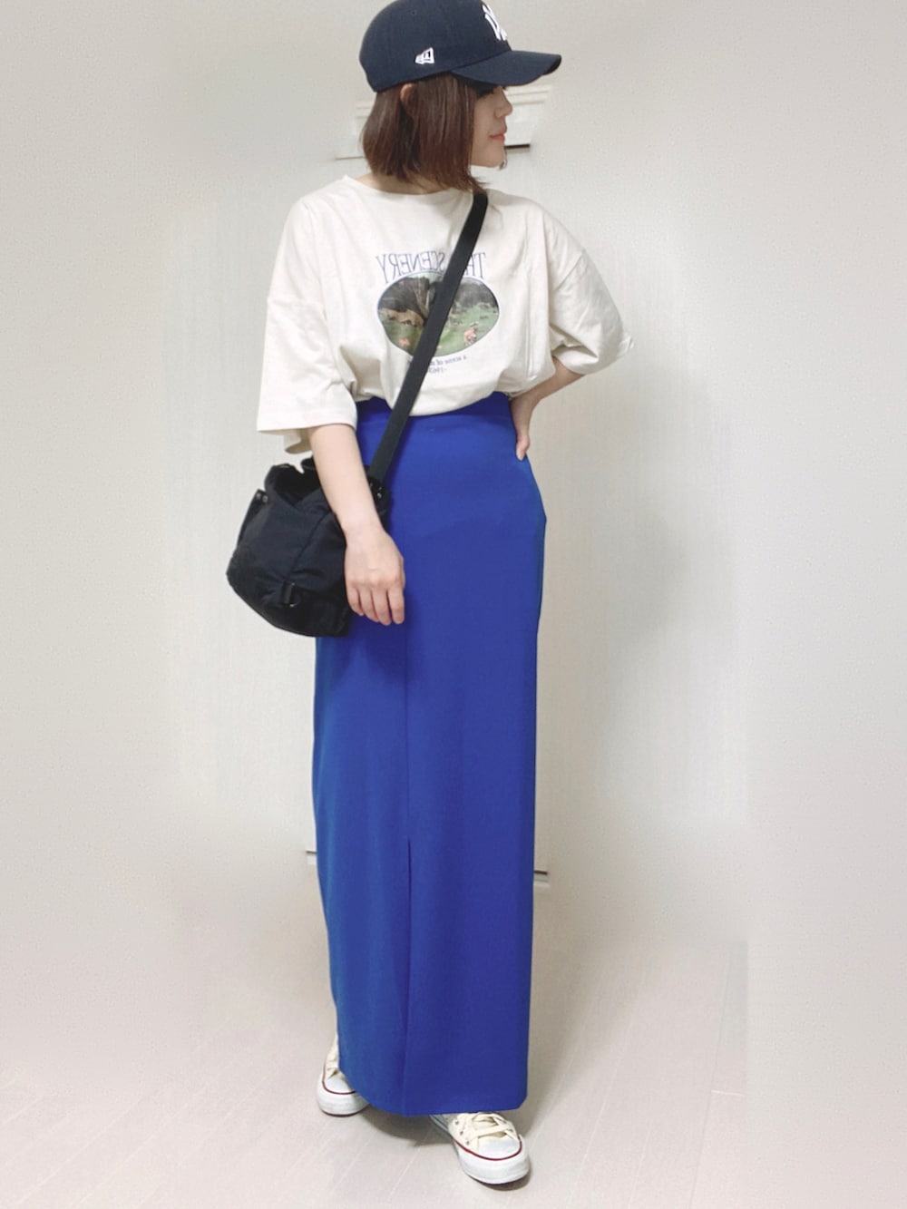 ホワイト系のTシャツ/カットソー、ブラック系のショルダーバッグ、ブルー系のスカートを着用したレディースの夏コーディネートの3枚目の写真