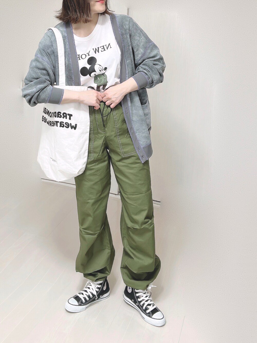 ブラック系のカーディガン/ボレロ、ホワイト系のTシャツ/カットソー、ホワイト系のトートバッグを着用したレディースの春コーディネートの5枚目の写真
