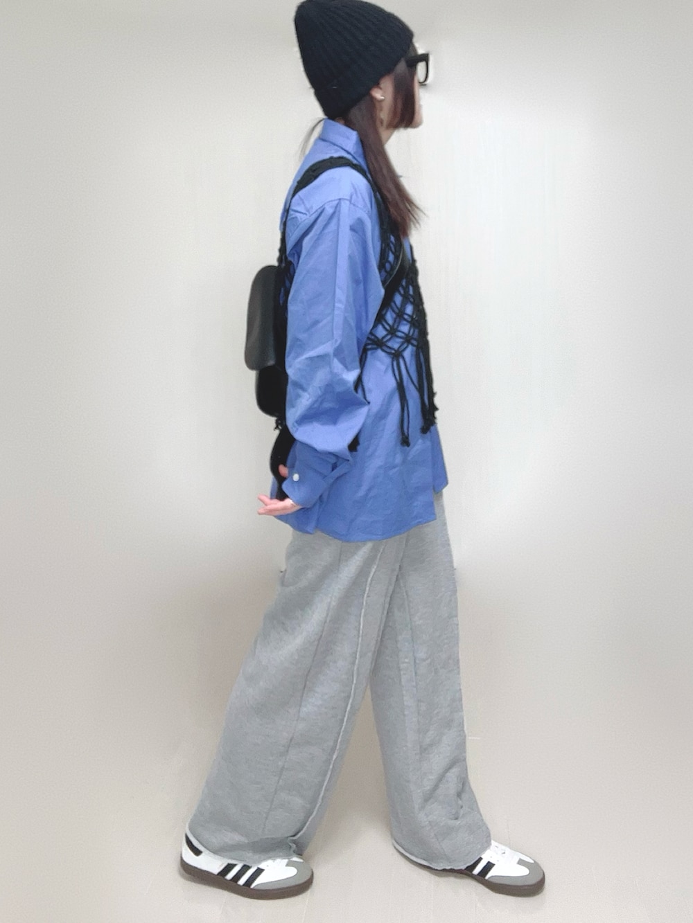 ブラック系のベスト、ブルー系のシャツ/ブラウス、グレー系のスウェットパンツを着用したレディースの春コーディネートの4枚目の写真