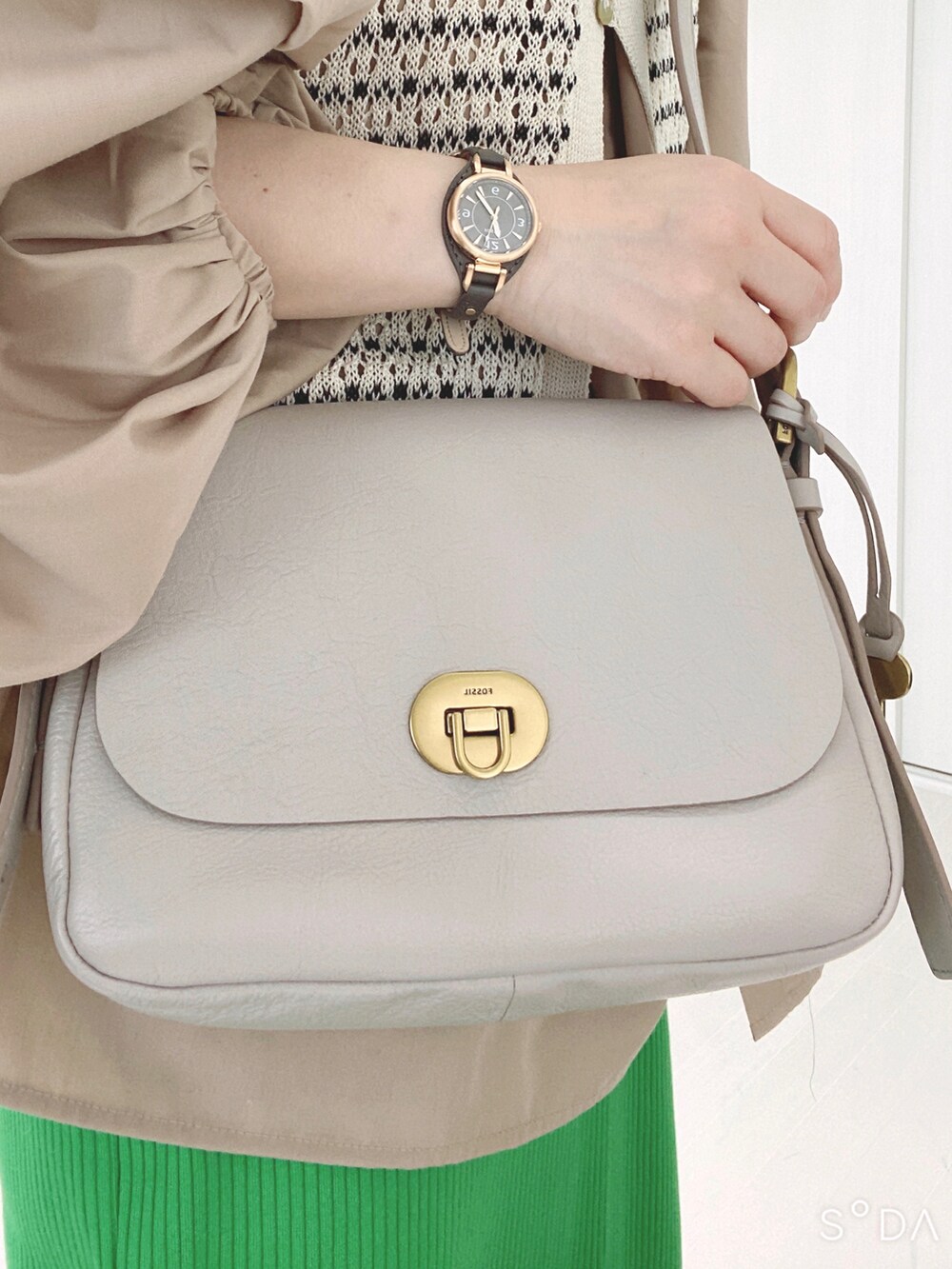 グレー系のメッセンジャーバッグ、ベージュ系のシャツ/ブラウス、グリーン系のスカートを着用したレディースの秋コーディネートの2枚目の写真