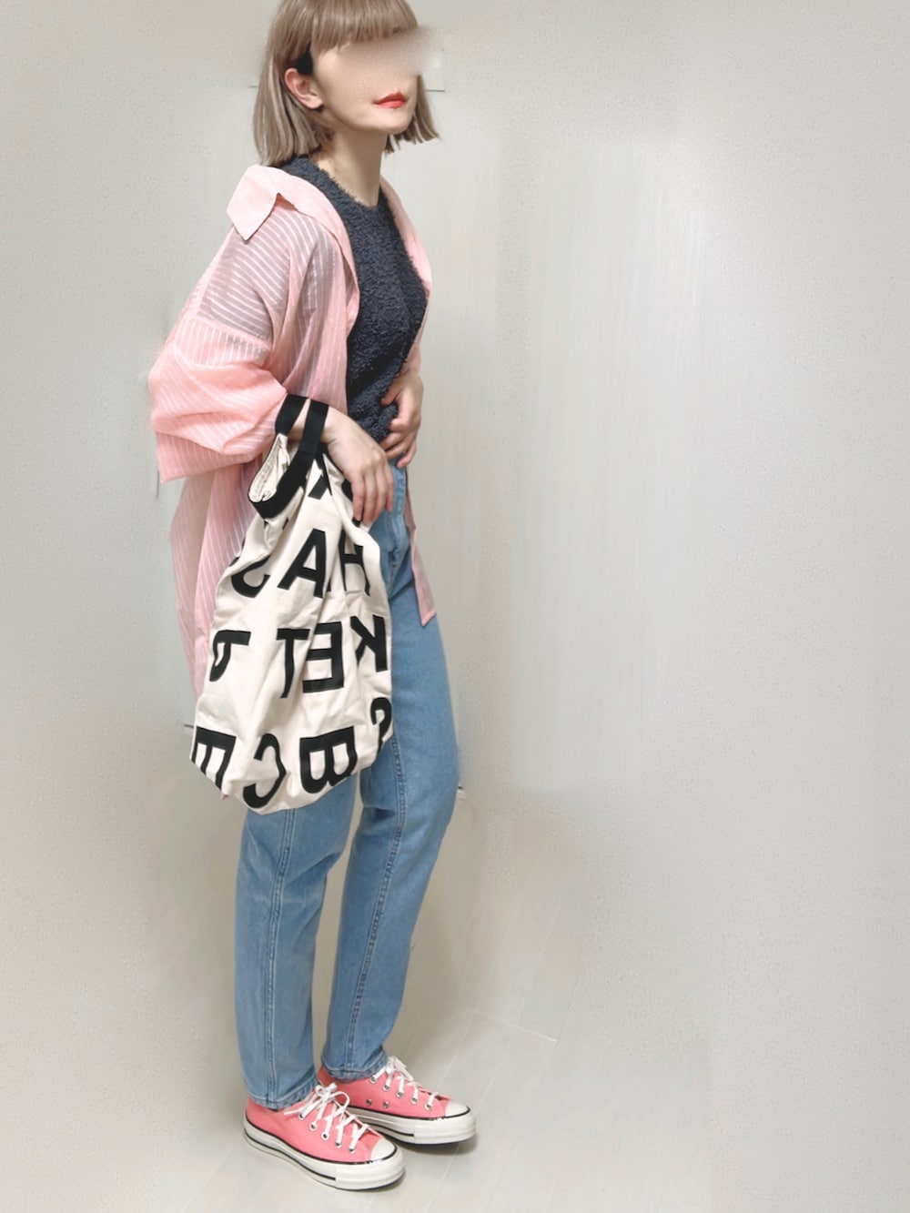 グレー系のニット/セーター、ピンク系のシャツ/ブラウス、ホワイト系のトートバッグを着用したレディースの夏コーディネートの5枚目の写真