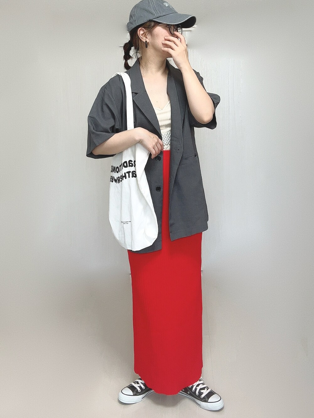 グレー系のテーラードジャケット、ホワイト系のキャミソール、ホワイト系のトートバッグを着用したレディースの夏コーディネートの2枚目の写真