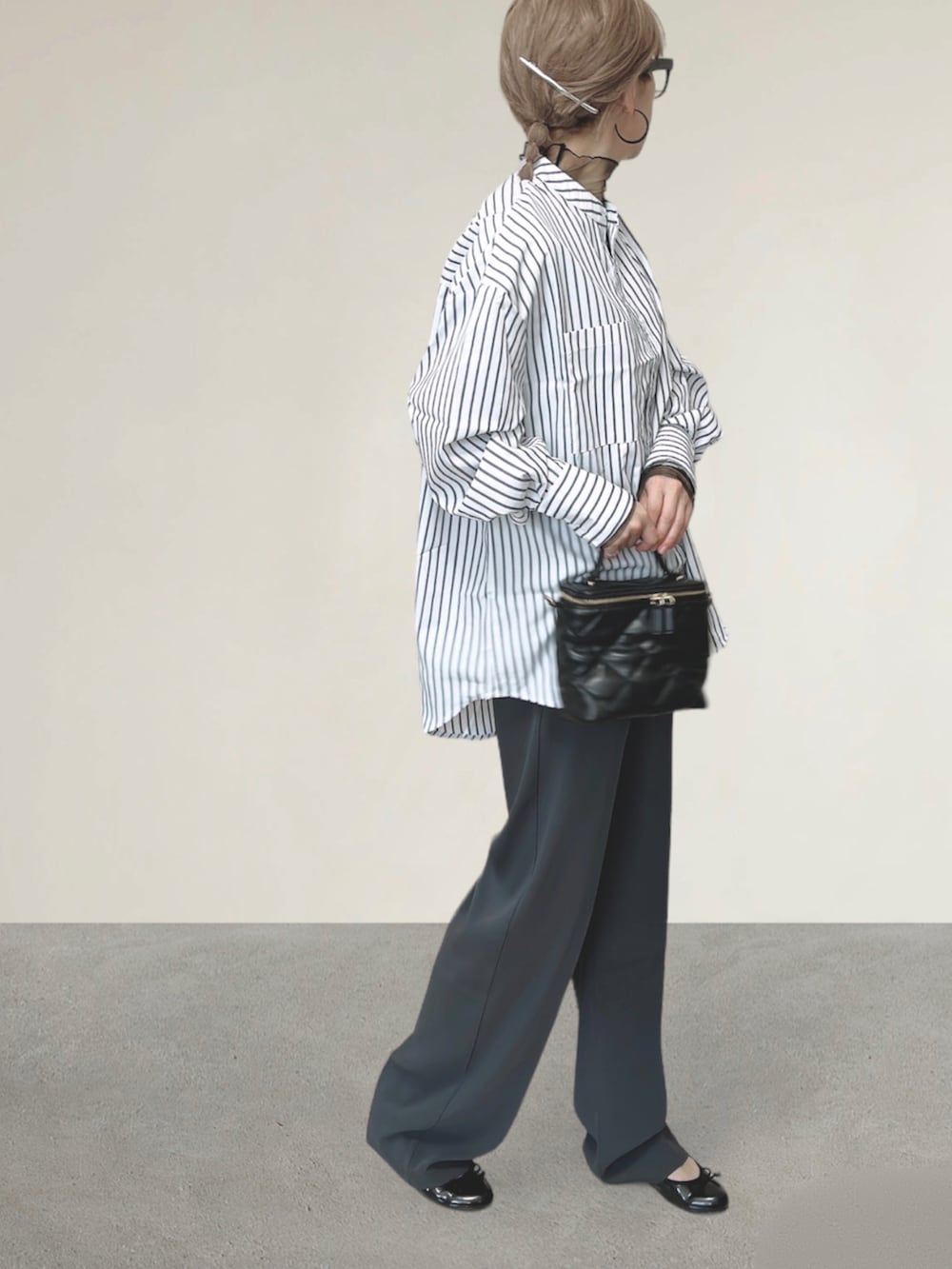 ホワイト系のシャツ/ブラウス、ブラック系のTシャツ/カットソー、ブラック系のショルダーバッグを着用したレディースの秋コーディネートの4枚目の写真