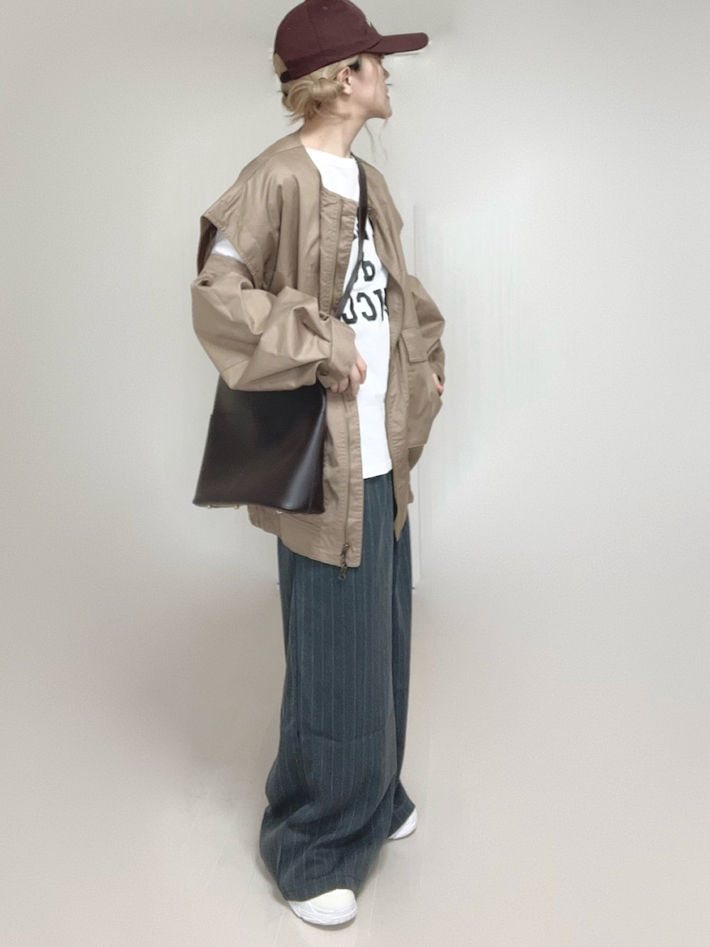 ベージュ系のジャケット/アウター、ホワイト系のTシャツ/カットソー、ホワイト系のスニーカーを着用したレディースの春コーディネートの5枚目の写真