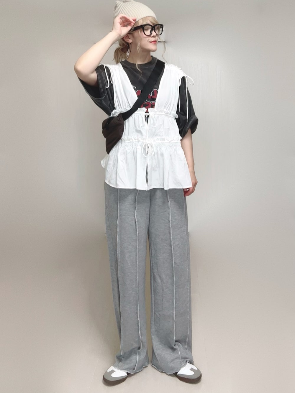 ホワイト系のシャツ/ブラウス、グレー系のTシャツ/カットソー、グレー系のスウェットパンツを着用したレディースの夏コーディネートの4枚目の写真