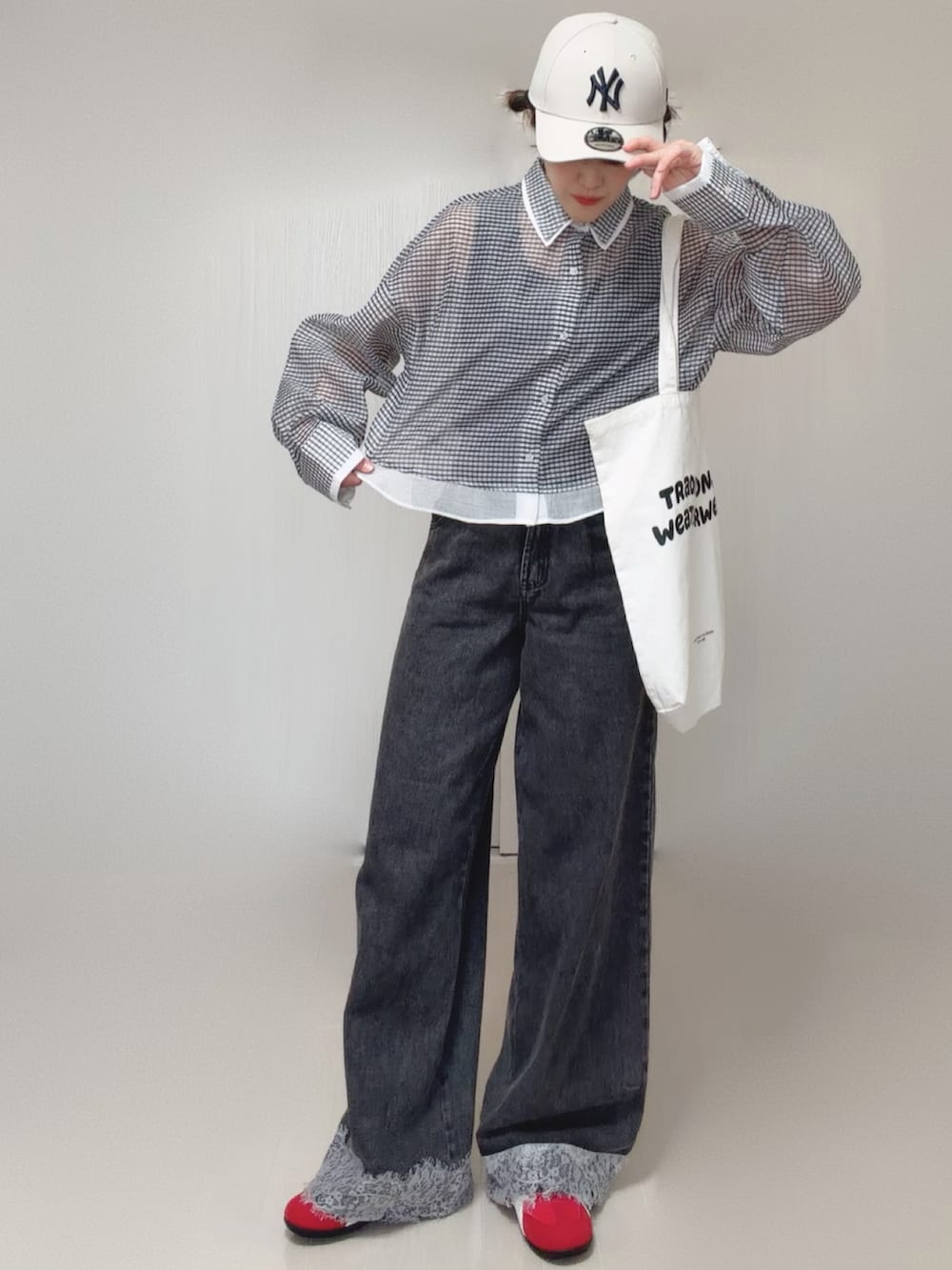 ホワイト系のシャツ/ブラウス、ブラック系のデニムパンツ、ホワイト系のトートバッグを着用したレディースの夏コーディネートの3枚目の写真