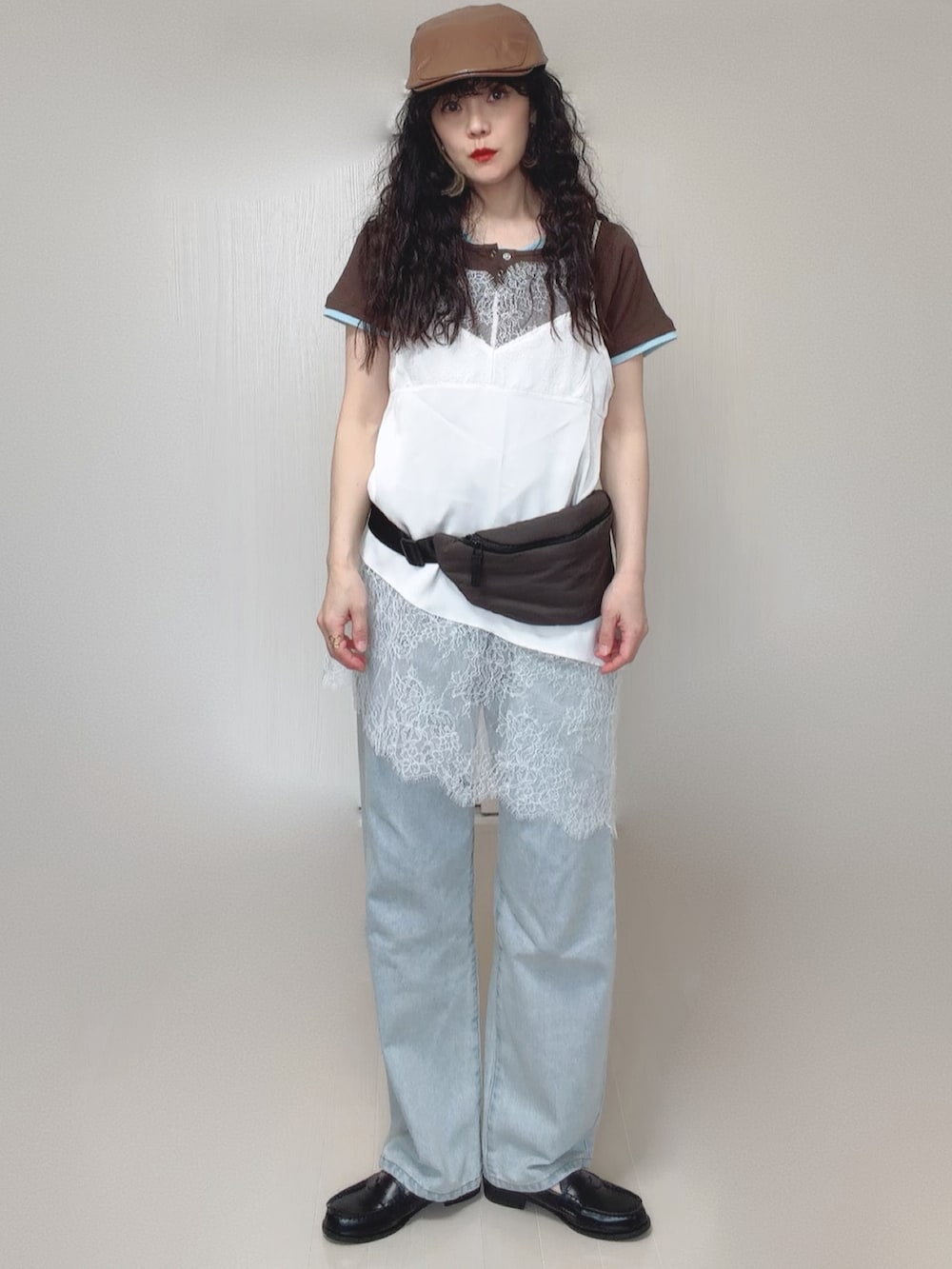 ブラウン系のTシャツ/カットソー、ホワイト系のキャミソール、ブルー系のデニムパンツを着用したレディースの春コーディネートの2枚目の写真