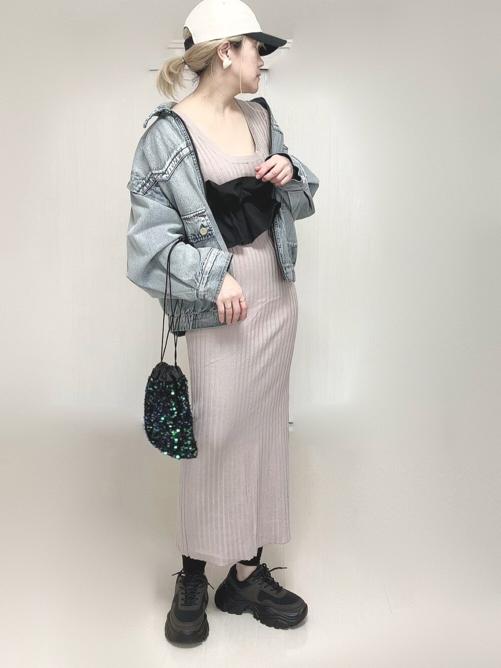 ブルー系のブルゾン、ブラック系のスニーカー、ブラック系のキャップを着用したレディースの春コーディネートの5枚目の写真