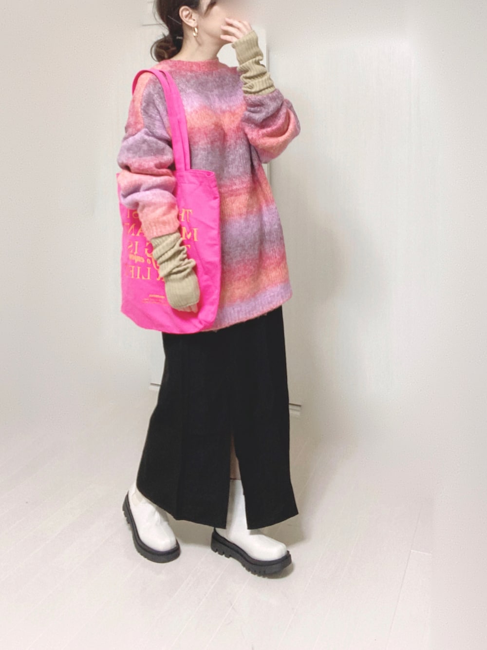 ホワイト系のブーツ、ピンク系のカーディガン/ボレロ、ピンク系のトートバッグを着用したレディースの秋コーディネートの4枚目の写真