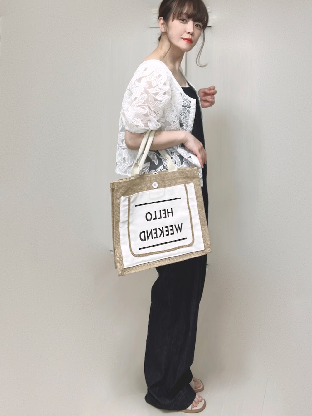 ブルー系のサロペット/オーバーオール、ホワイト系のシャツ/ブラウス、ホワイト系のかごバッグを着用したレディースの夏コーディネートの3枚目の写真