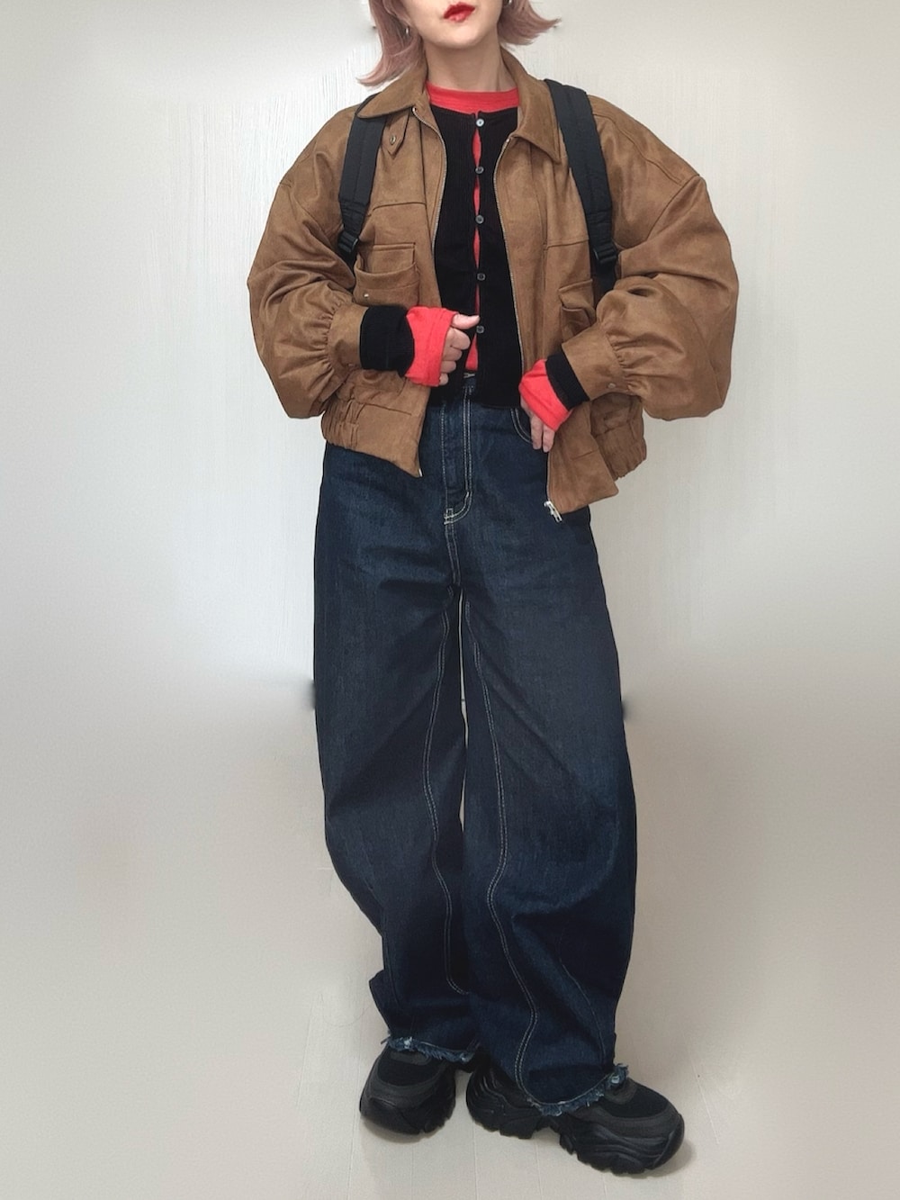 ブラック系のカーディガン/ボレロ、ベージュ系のブルゾン、レッド系のTシャツ/カットソーを着用したレディースの冬コーディネートの3枚目の写真