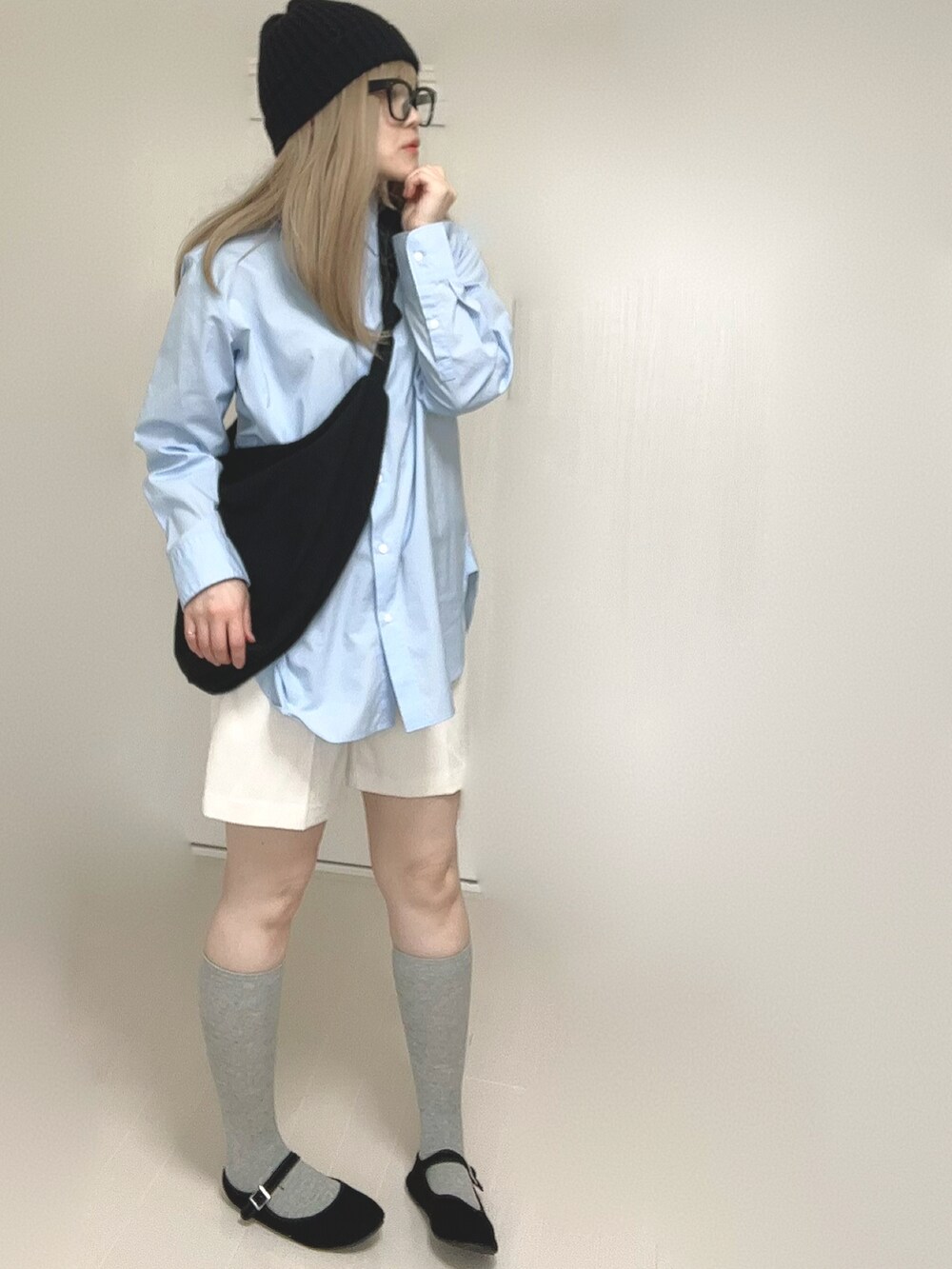 ホワイト系のその他パンツ、ブルー系のシャツ/ブラウス、ブラック系のパンプスを着用したレディースの春コーディネートの5枚目の写真