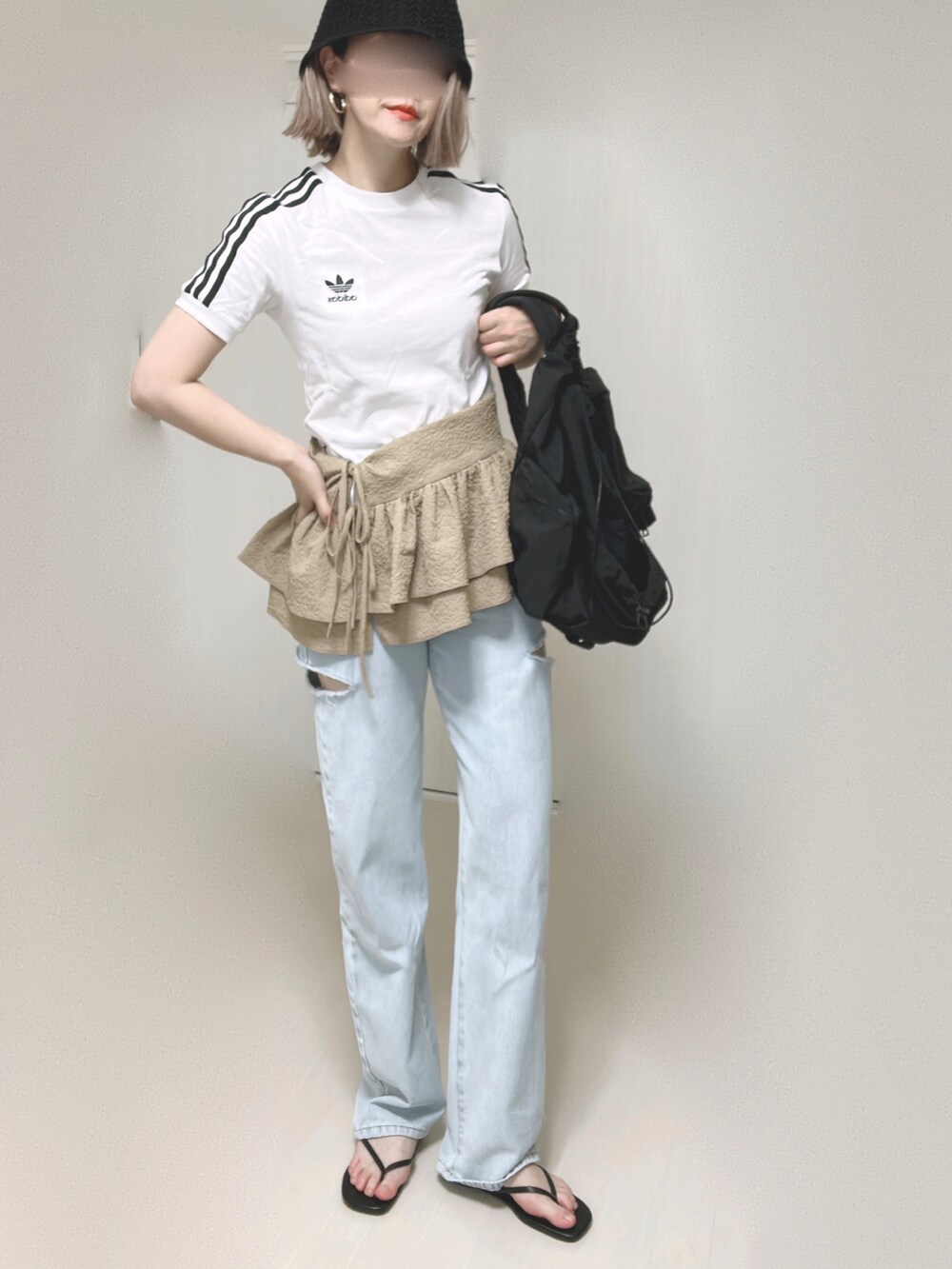 ブラック系のバックパック/リュック、ホワイト系のTシャツ/カットソー、ベージュ系のキャミソールを着用したレディースの夏コーディネートの5枚目の写真