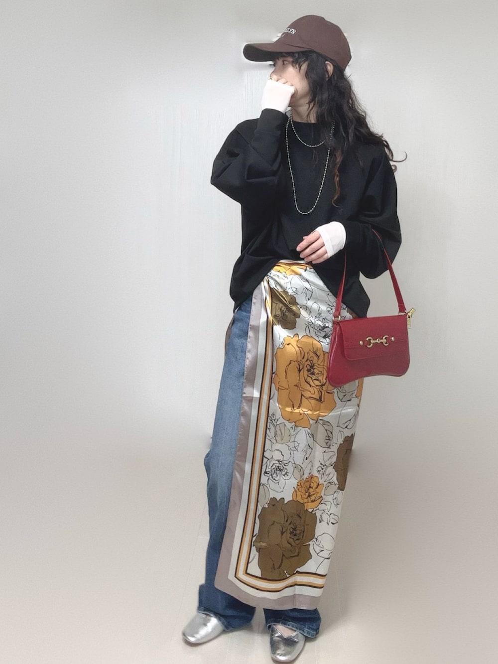 ブラック系のスウェット、ホワイト系のトートバッグ、シルバー系のパンプスを着用したレディースの春コーディネートの3枚目の写真