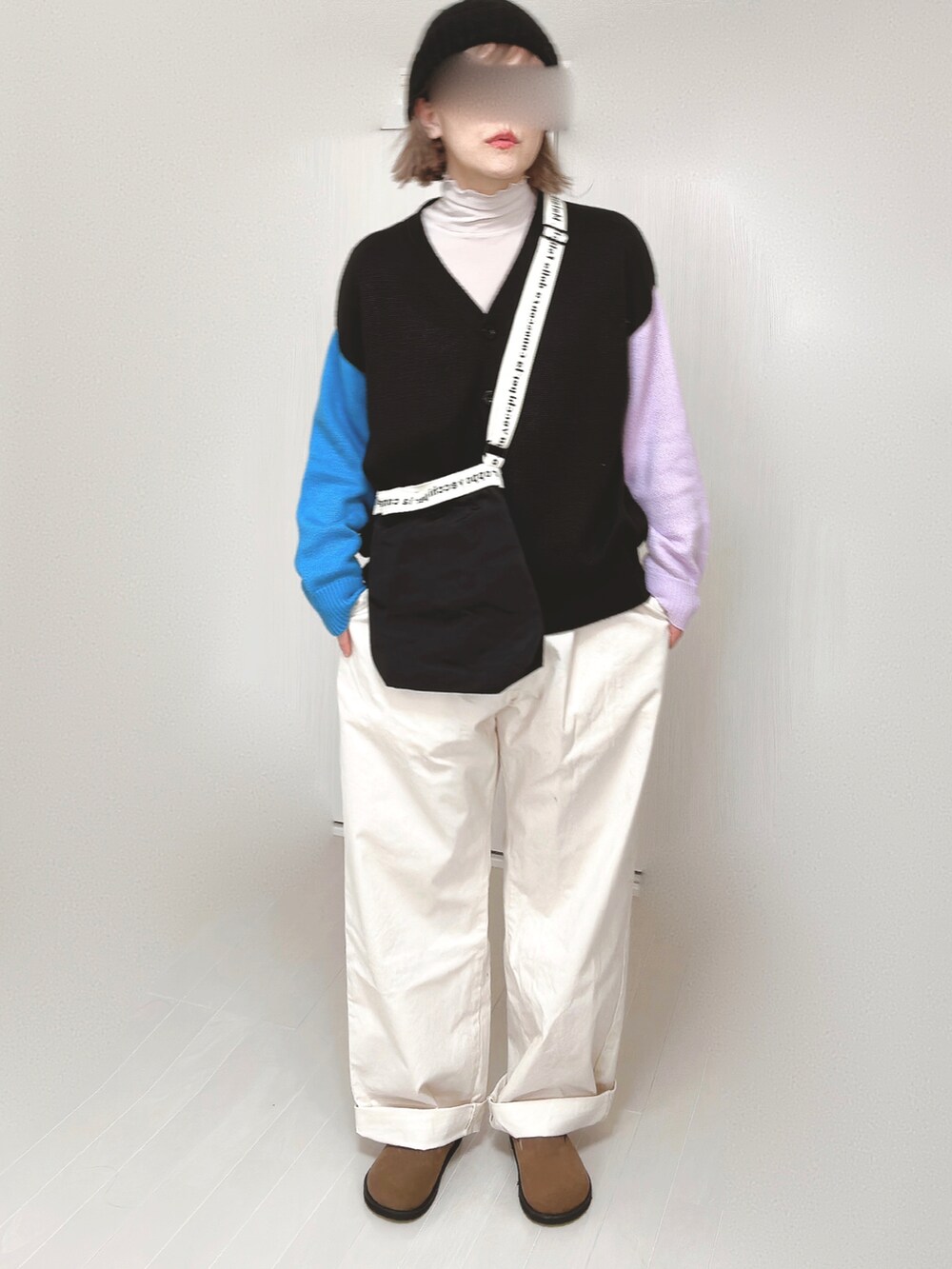 ホワイト系のその他パンツ、ブラック系のカーディガン/ボレロ、ブラック系のショルダーバッグを着用したレディースの春コーディネートの4枚目の写真