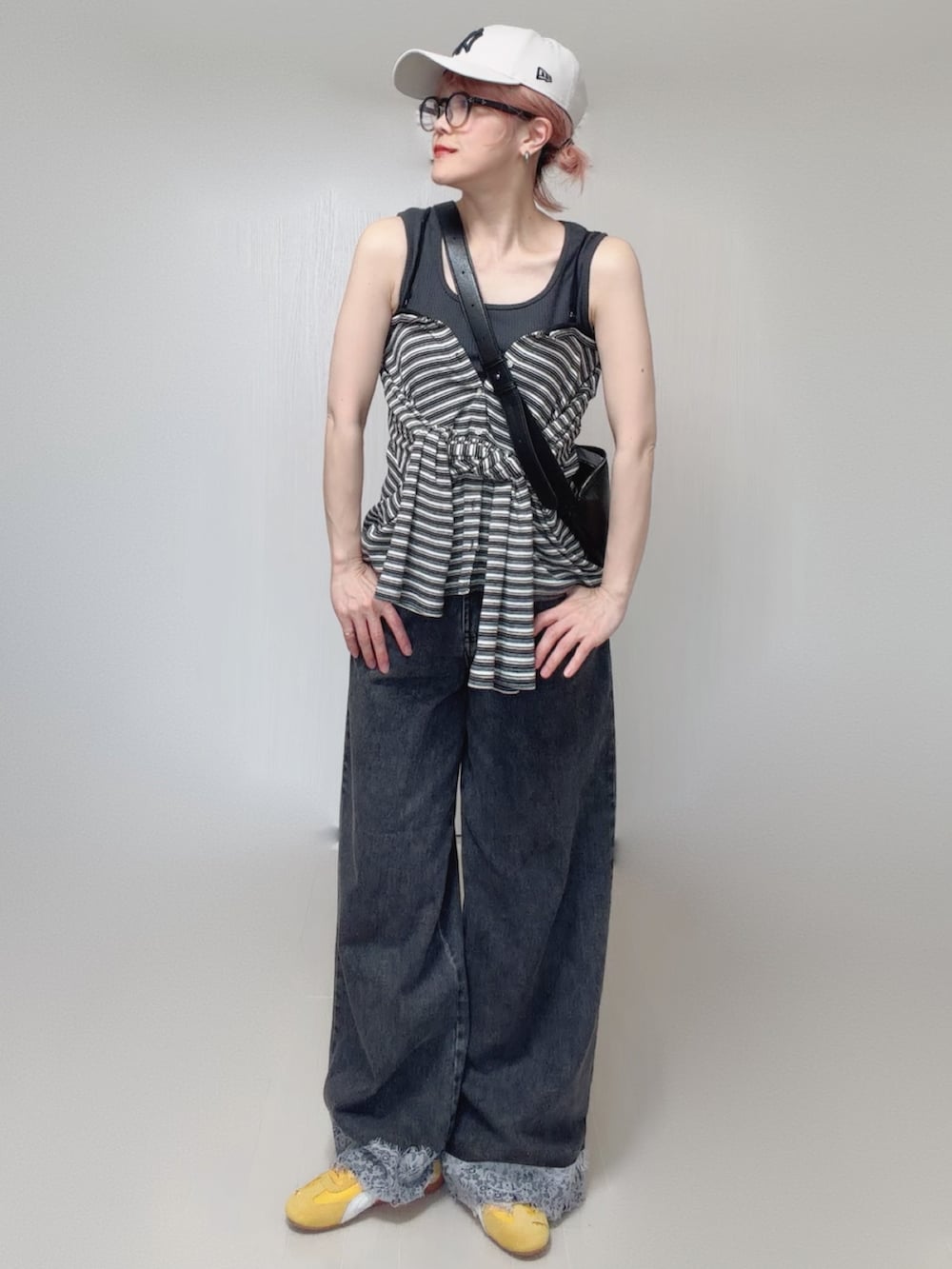 グレー系のカーディガン/ボレロ、ブラック系のデニムパンツ、イエロー系のスニーカーを着用したレディースの夏コーディネートの4枚目の写真