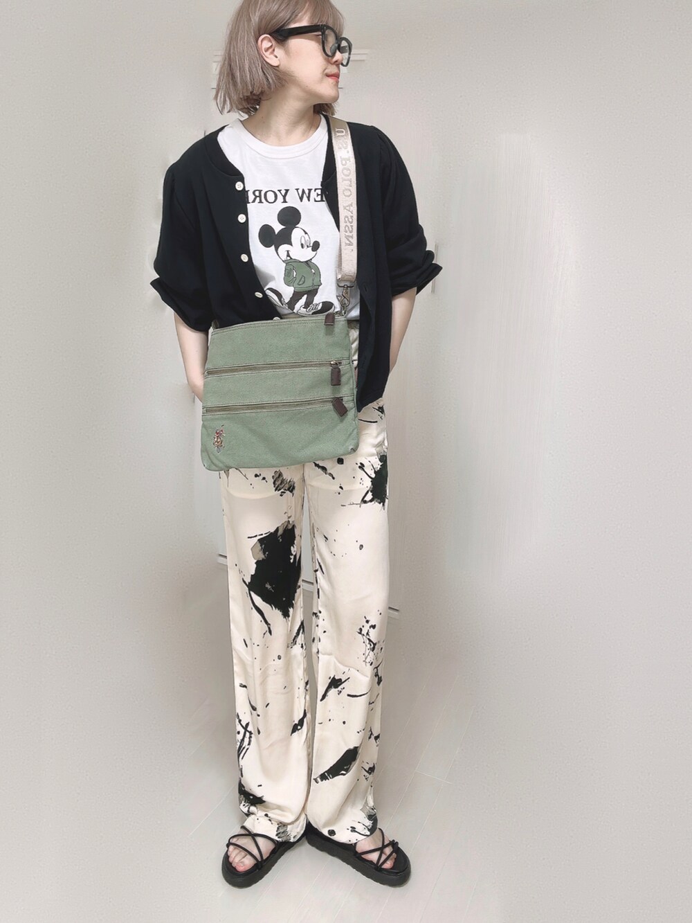 ブラック系のカーディガン/ボレロ、グリーン系のショルダーバッグ、ホワイト系のTシャツ/カットソーを着用したレディースの春コーディネートの5枚目の写真