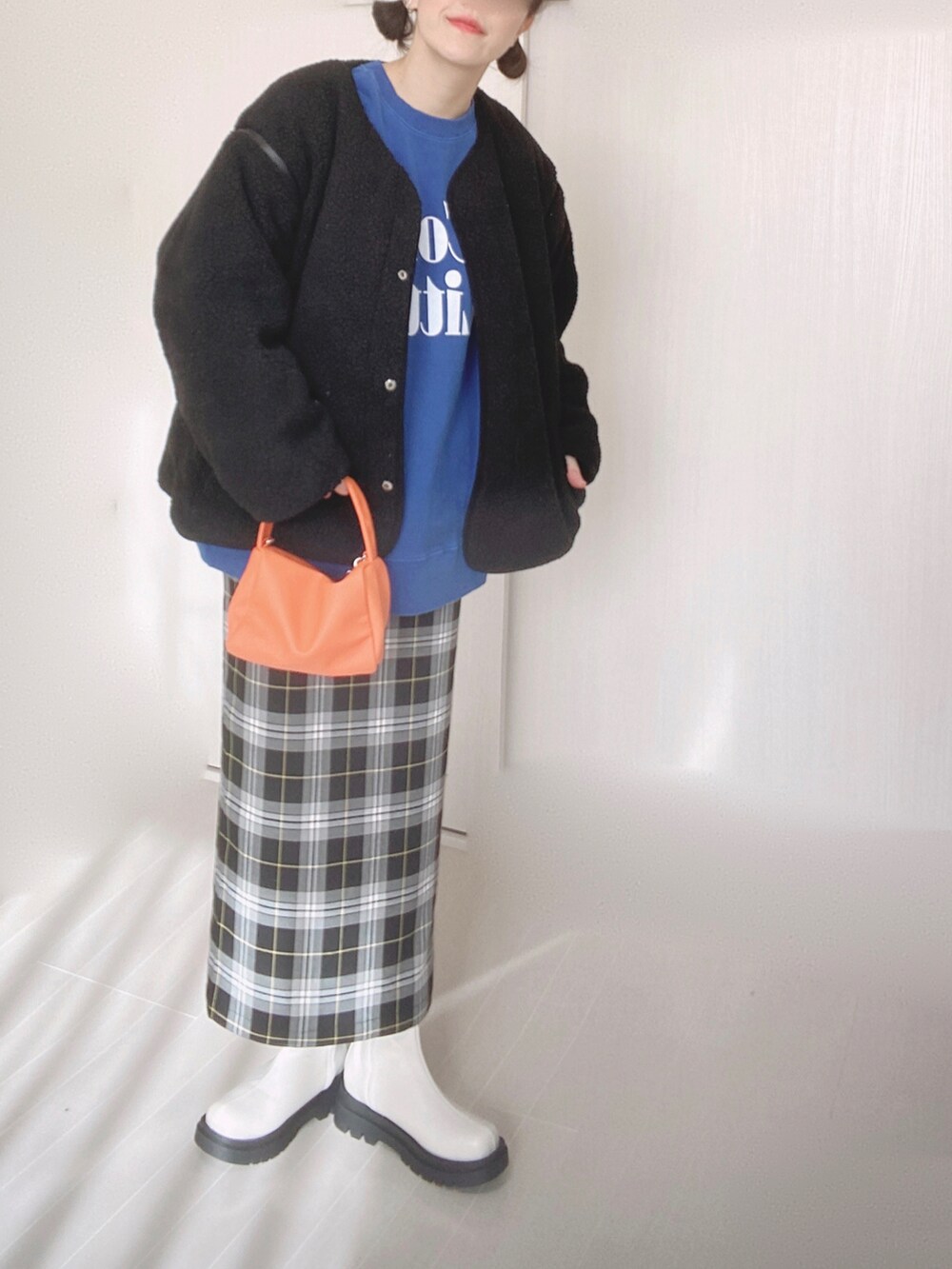 ブラック系のブルゾン、ブルー系のスウェット、ブラック系のスカートを着用したレディースの冬コーディネートの3枚目の写真