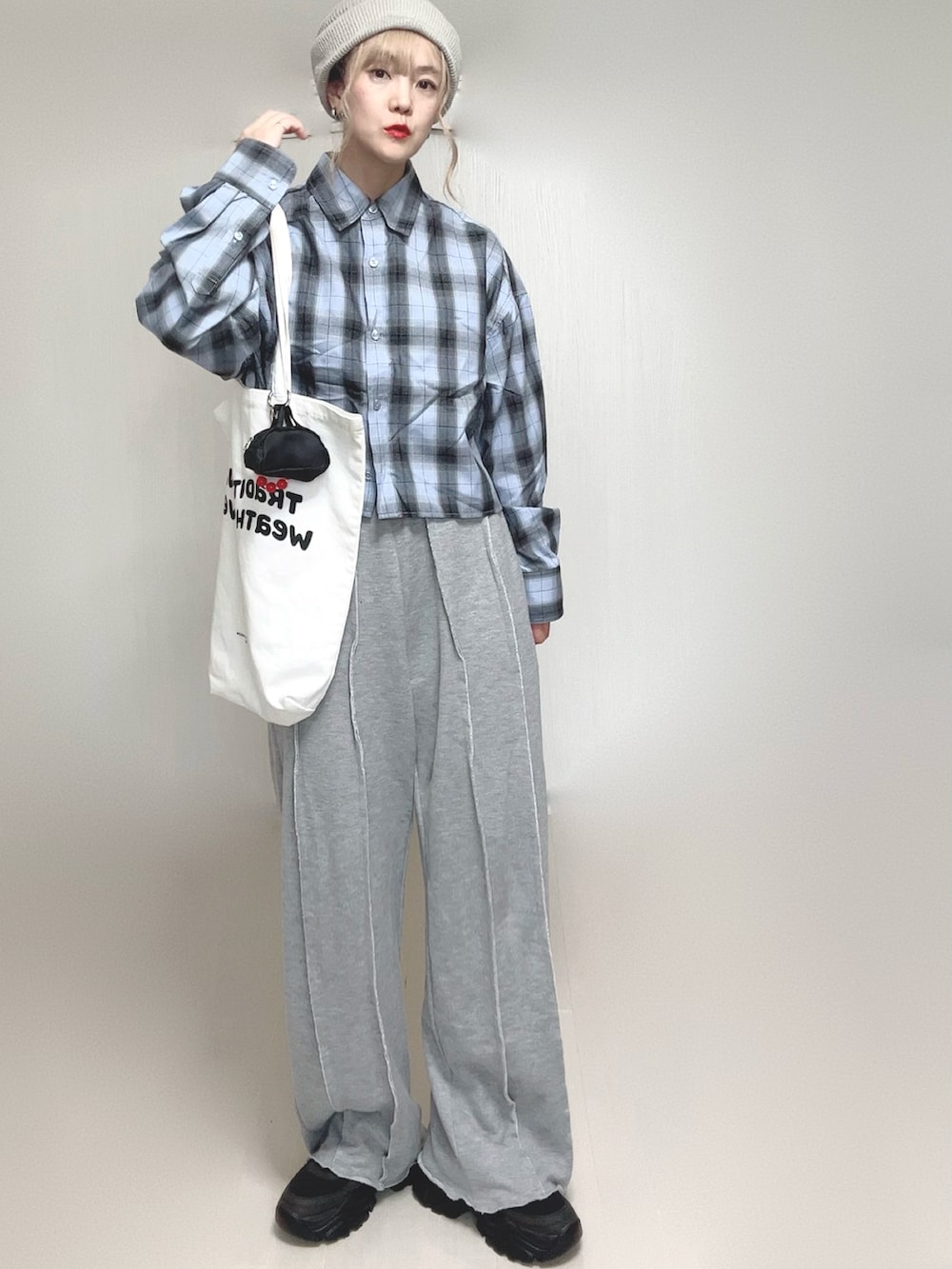 ブルー系のシャツ/ブラウス、グレー系のスウェットパンツ、ホワイト系のトートバッグを着用したレディースの秋コーディネートの4枚目の写真