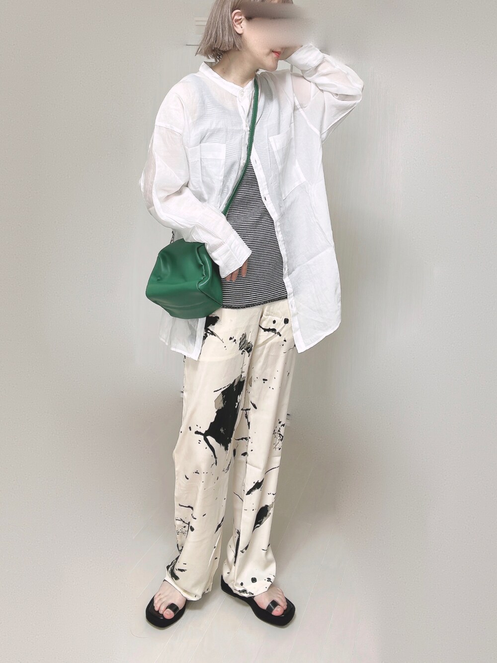 ホワイト系のシャツ/ブラウス、ブラック系のタンクトップ、グリーン系のハンドバッグを着用したレディースの春コーディネートの4枚目の写真