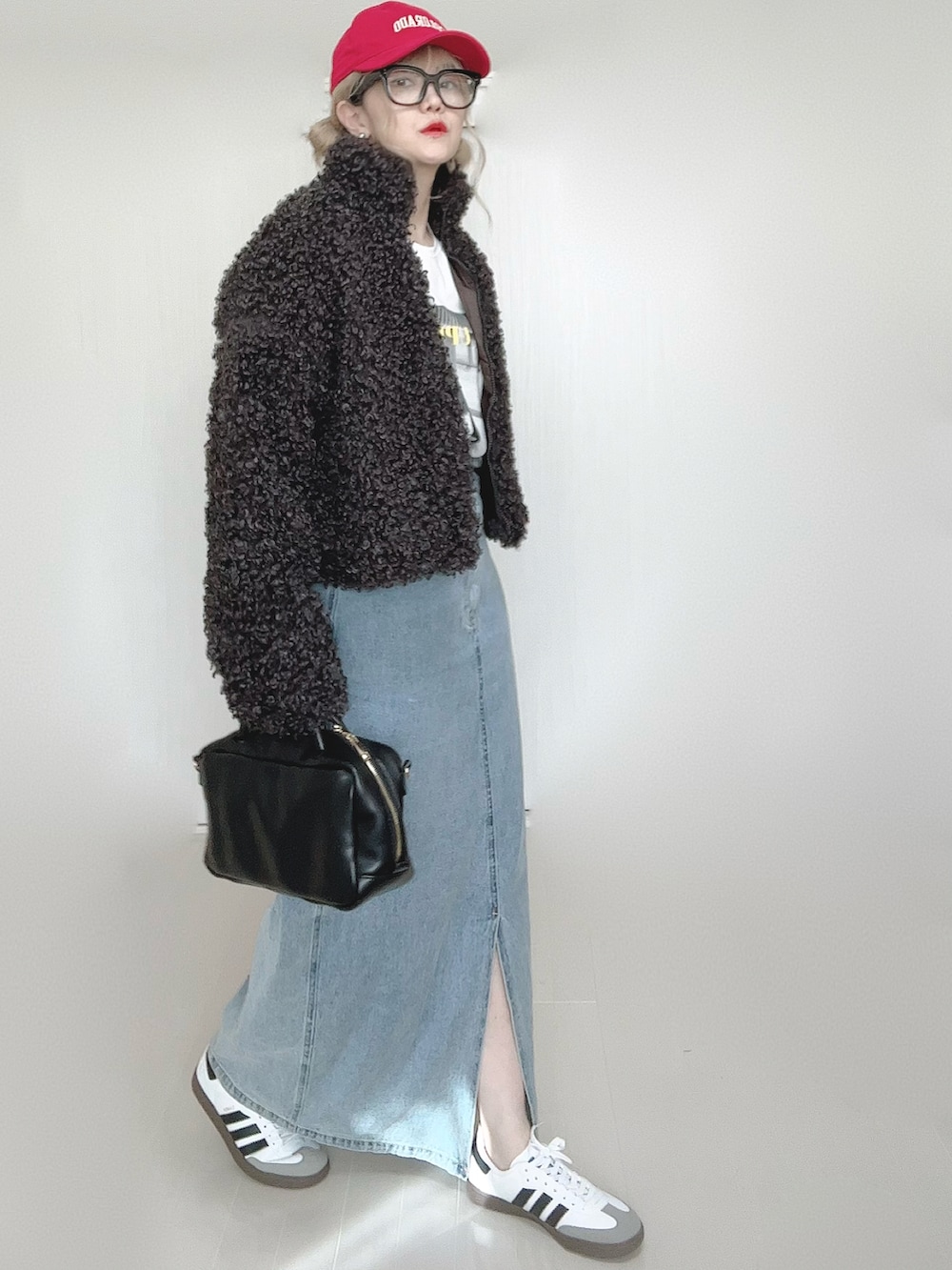 グレー系のブルゾン、ホワイト系のTシャツ/カットソー、ブラック系のボストンバッグを着用したレディースの秋コーディネートの2枚目の写真