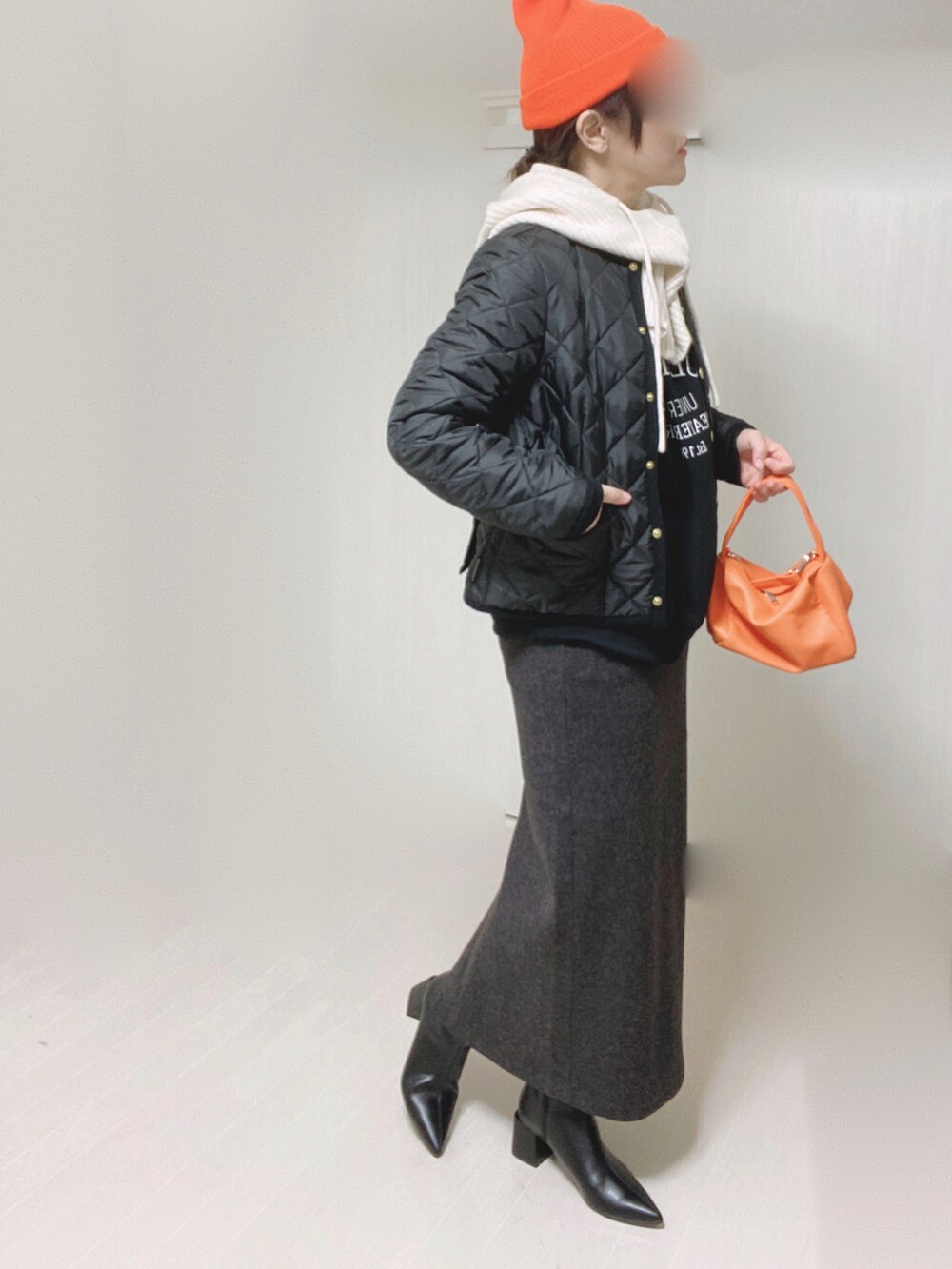 ブラック系のブーツ、ブラック系のスウェット、ブラック系のノーカラージャケットを着用したレディースの秋コーディネートの2枚目の写真