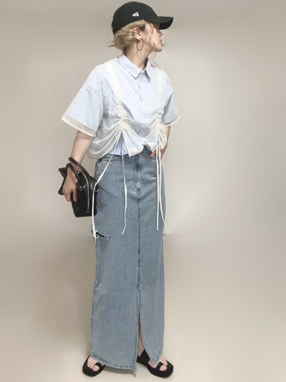 ホワイト系のシャツ/ブラウス、ブラック系のサンダル、ブラウン系のトートバッグを着用したレディースの夏コーディネートの4枚目の写真