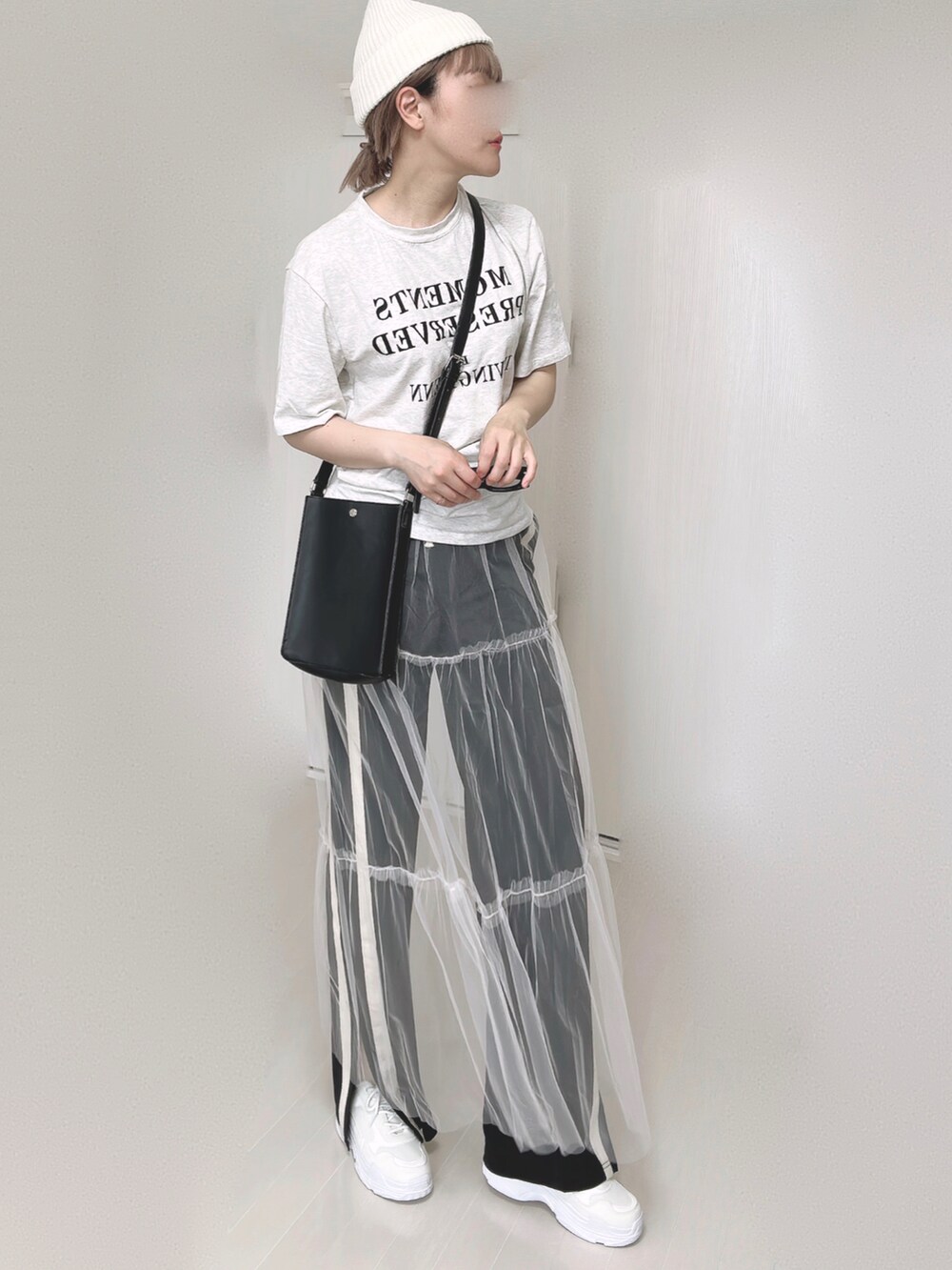 ホワイト系のスカート、ブラック系のその他パンツ、ブラック系のショルダーバッグを着用したレディースの夏コーディネートの3枚目の写真