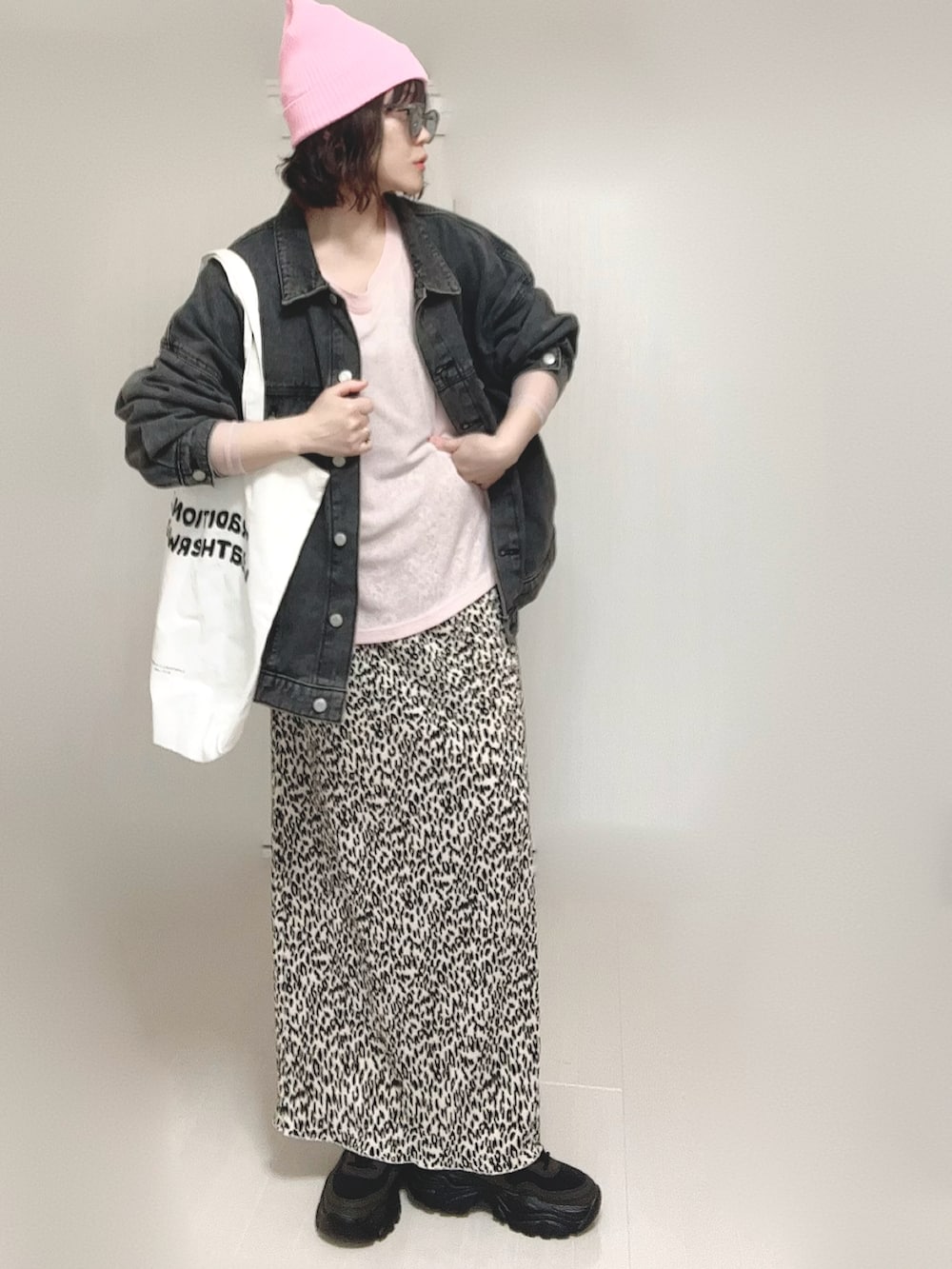 ピンク系のTシャツ/カットソー、ブラック系のデニムジャケット、ホワイト系のトートバッグを着用したレディースの春コーディネートの5枚目の写真