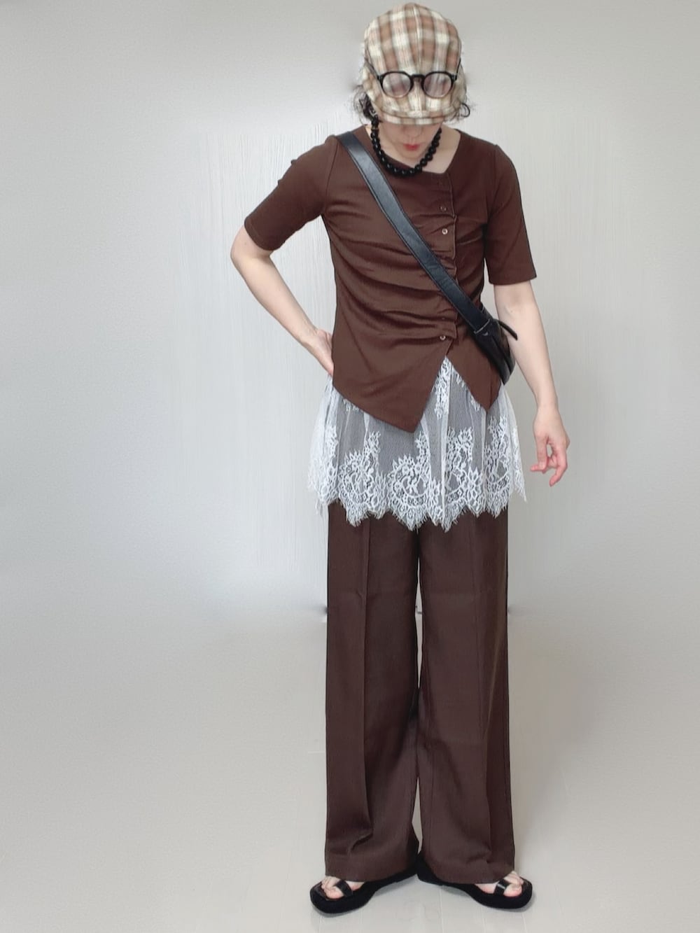 ブラウン系のTシャツ/カットソー、グレー系のTシャツ/カットソー、ブラウン系のその他パンツを着用したレディースの春コーディネートの2枚目の写真