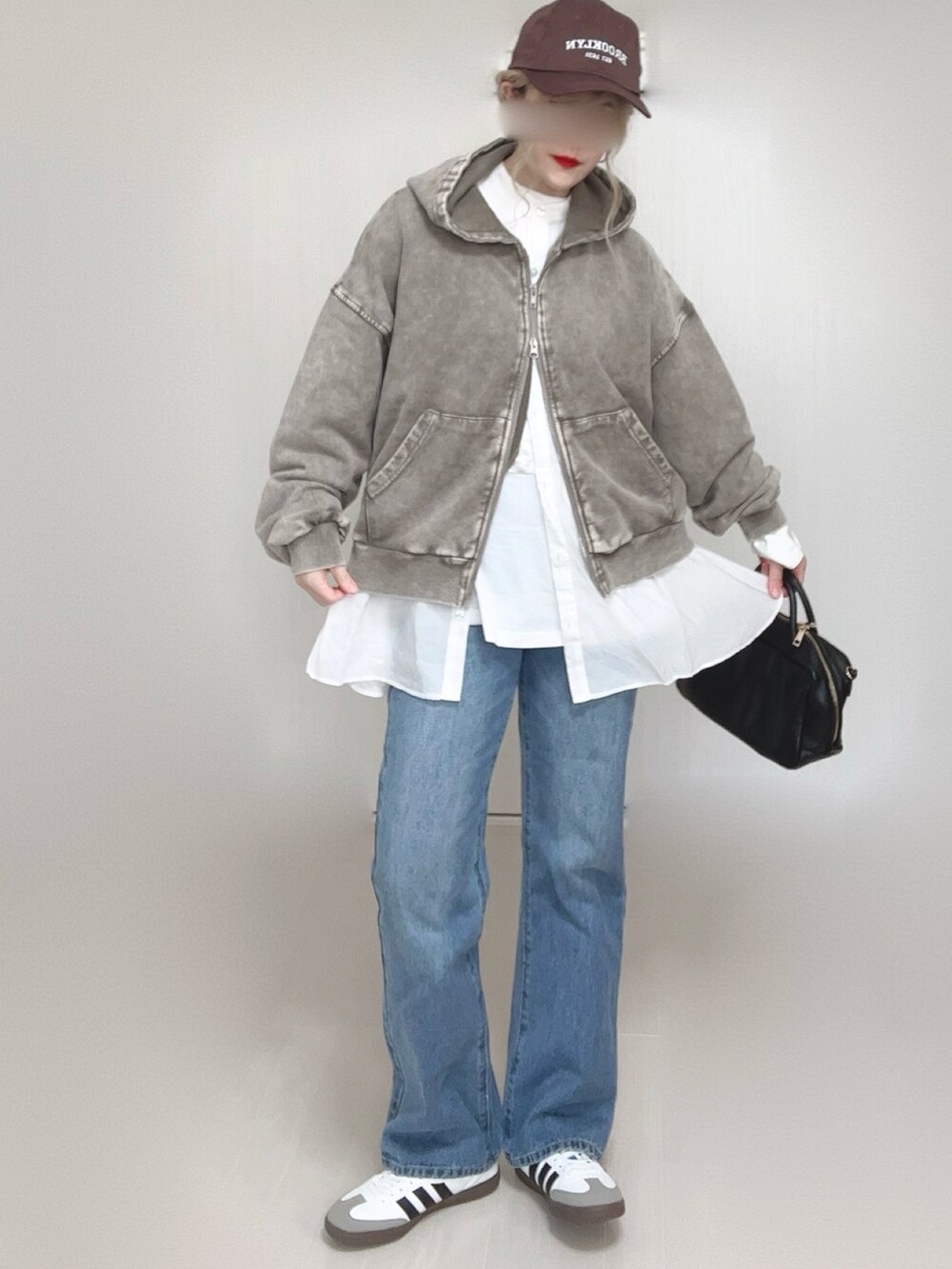 ブルー系のデニムパンツ、グレー系のパーカー、ホワイト系のTシャツ/カットソーを着用したレディースの春コーディネートの5枚目の写真