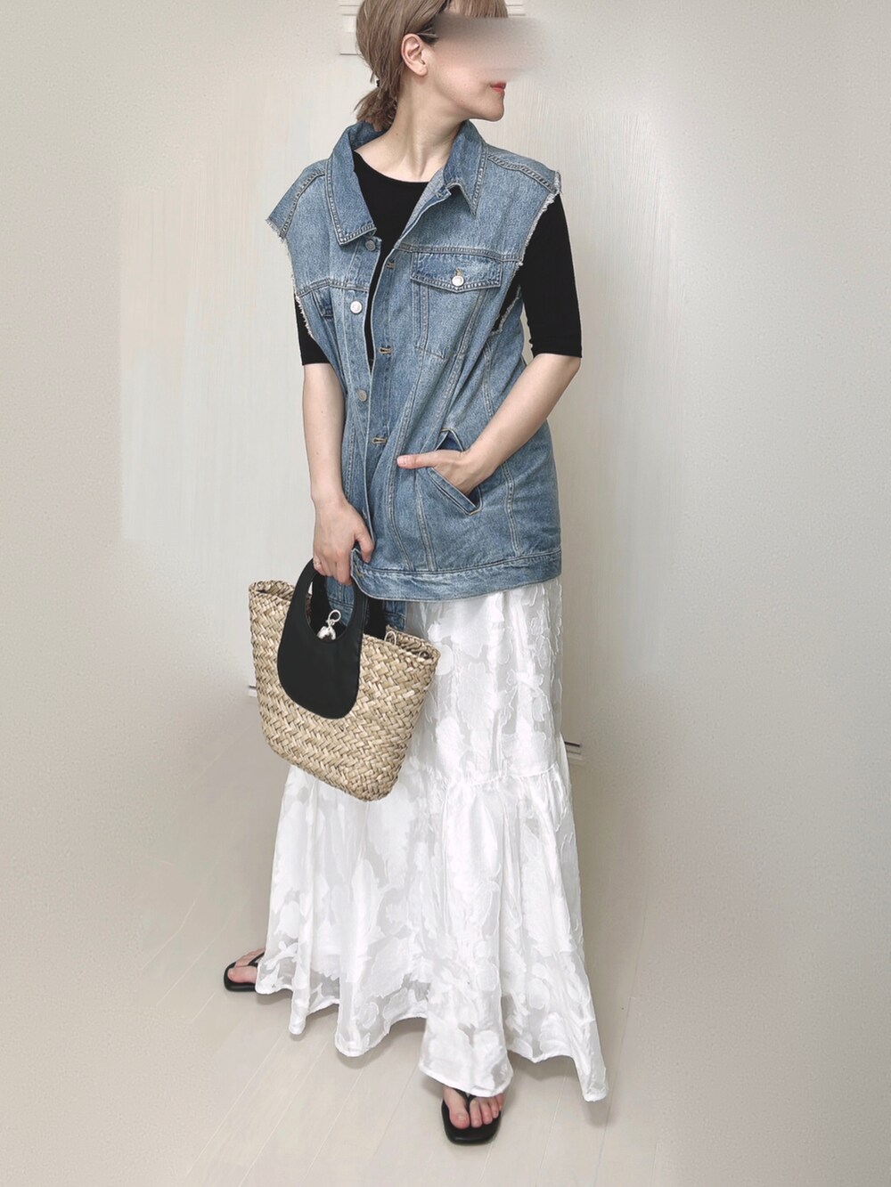 ホワイト系のスカート、ブラック系のTシャツ/カットソー、ブルー系のベストを着用したレディースの夏コーディネートの5枚目の写真