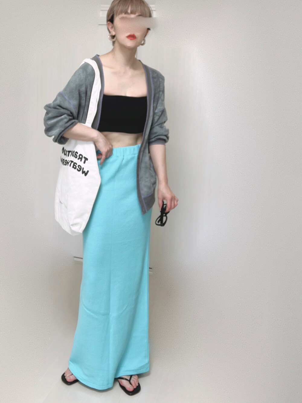 ブラック系のカーディガン/ボレロ、ホワイト系のトートバッグ、ブルー系のスカートを着用したレディースの春コーディネートの5枚目の写真