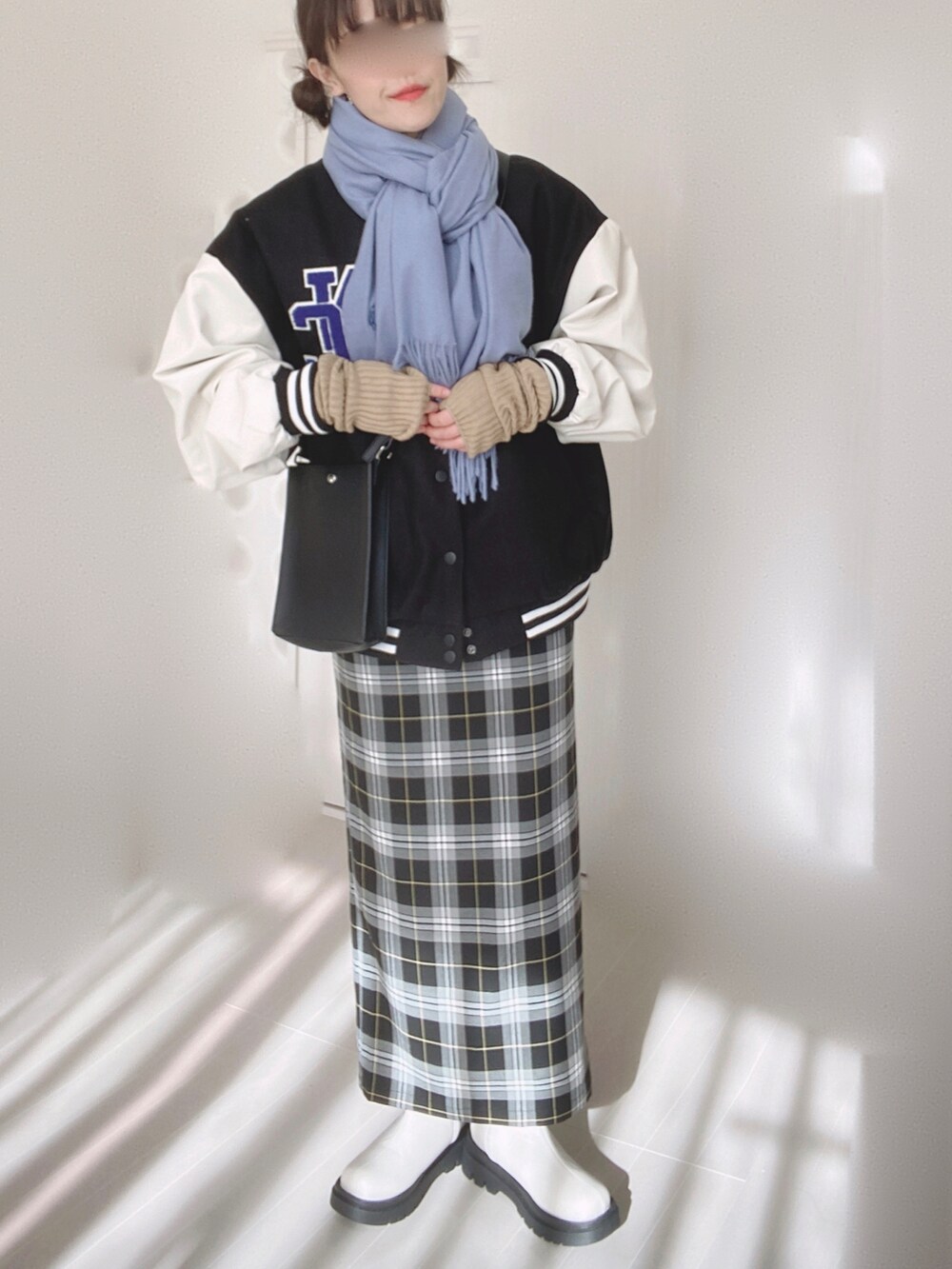 ブラック系のスタジャン、ブラック系のスカート、ブラック系のショルダーバッグを着用したレディースの冬コーディネートの5枚目の写真