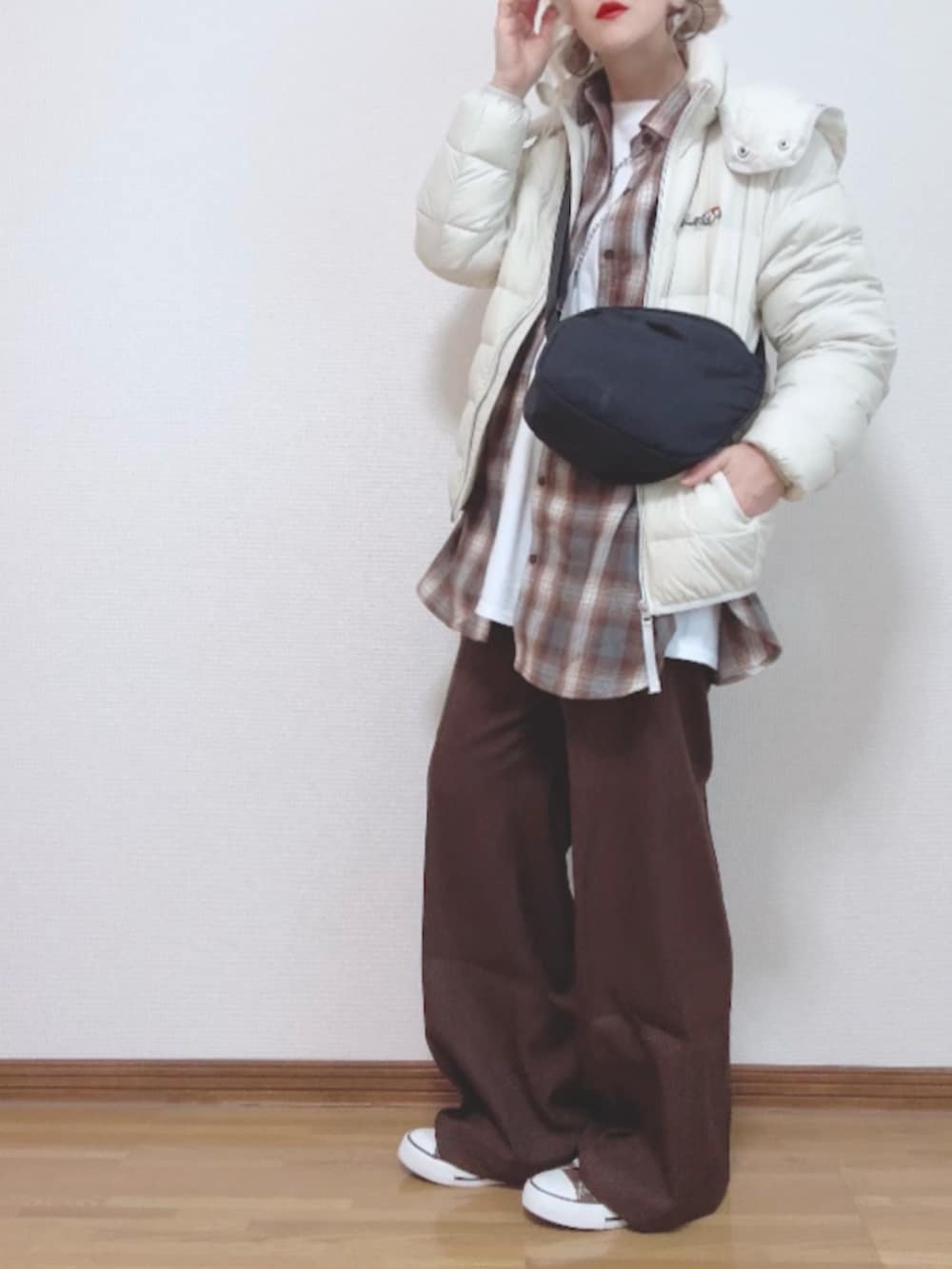 ブラウン系のシャツ/ブラウス、ホワイト系のTシャツ/カットソー、ホワイト系のダウンジャケット/コートを着用したレディースの秋コーディネートの5枚目の写真