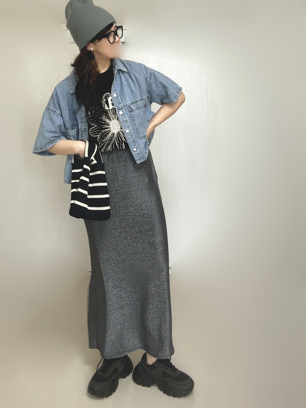 ブラック系のTシャツ/カットソー、ブルー系のシャツ/ブラウス、その他のトートバッグを着用したレディースの夏コーディネートの4枚目の写真