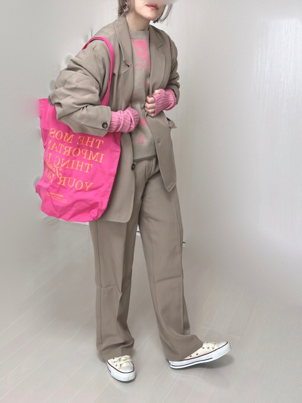 ベージュ系のセットアップ、ベージュ系のカーディガン/ボレロ、ピンク系のトートバッグを着用したレディースの春コーディネートの5枚目の写真