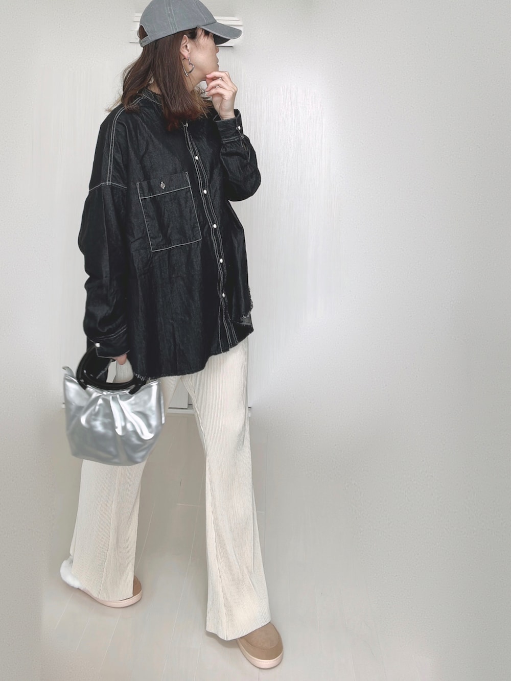 ブラック系のシャツ/ブラウス、ホワイト系のその他パンツ、ブラック系のスニーカーを着用したレディースの秋コーディネートの2枚目の写真