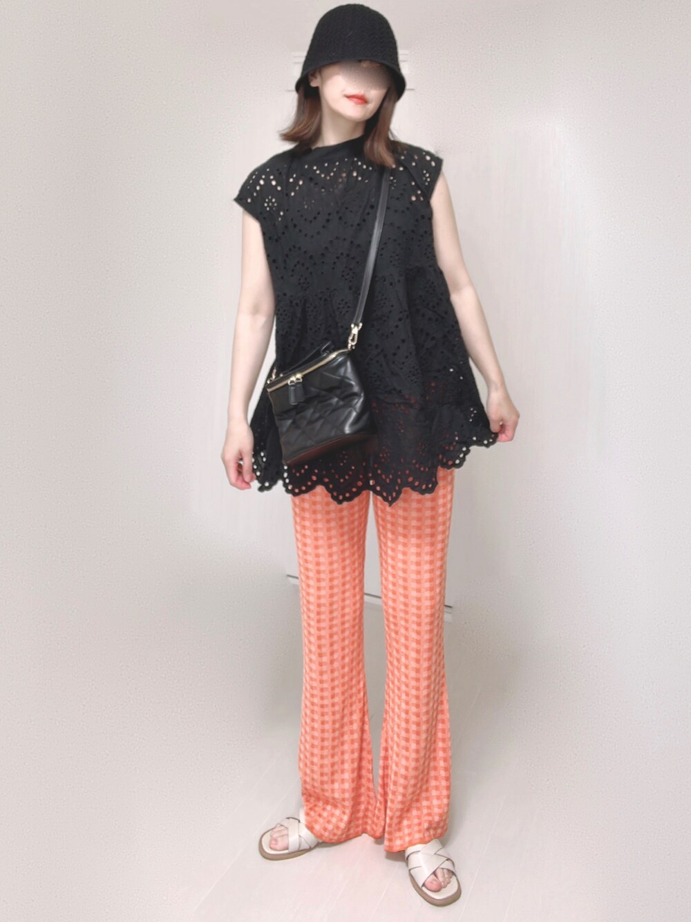 ブラック系のシャツ/ブラウス、オレンジ系のその他パンツ、ホワイト系のトートバッグを着用したレディースの夏コーディネートの2枚目の写真