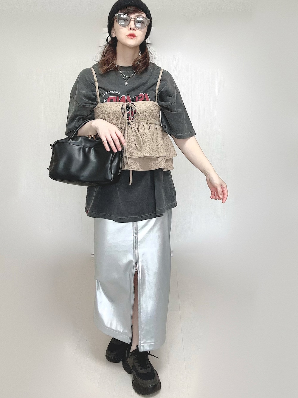 グレー系のTシャツ/カットソー、ベージュ系のキャミソール、シルバー系のスカートを着用したレディースの春コーディネートの4枚目の写真