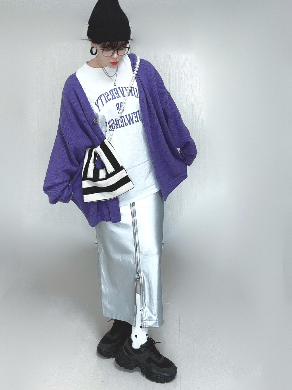 パープル系のカーディガン/ボレロ、ホワイト系のTシャツ/カットソー、ホワイト系のショルダーバッグを着用したレディースの春コーディネートの4枚目の写真