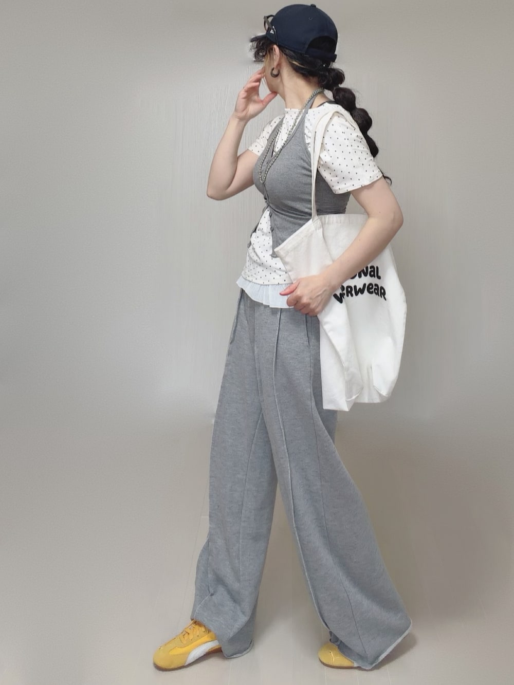 グレー系のスウェットパンツ、ホワイト系のTシャツ/カットソー、イエロー系のスニーカーを着用したレディースの夏コーディネートの5枚目の写真
