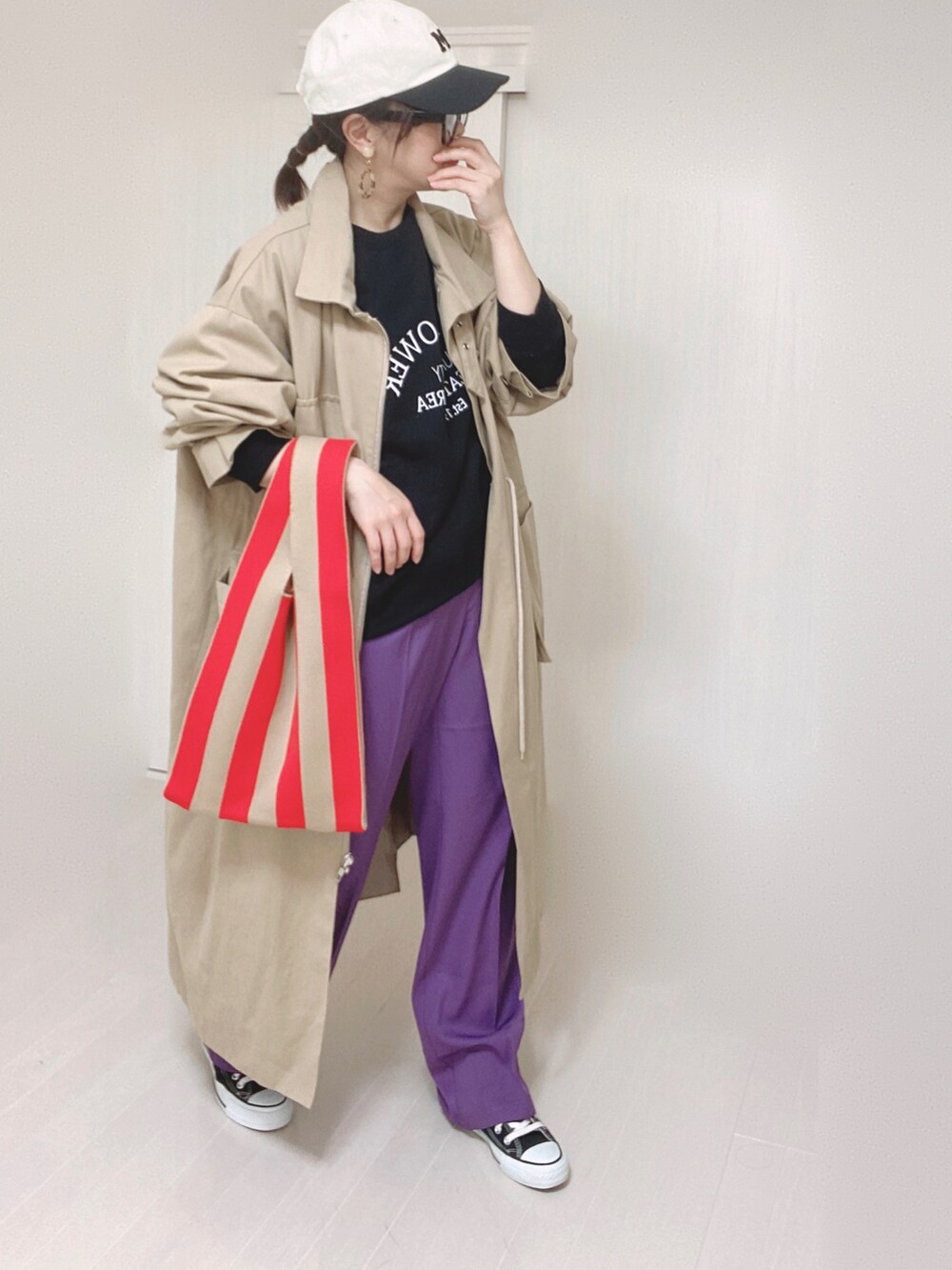 ブラック系のスウェット、パープル系のスラックス、ベージュ系のその他アウターを着用したレディースの秋コーディネートの5枚目の写真