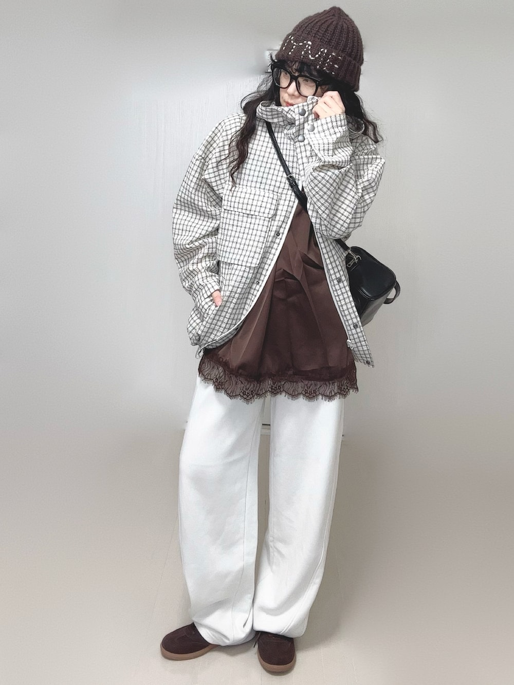 ブラック系のボストンバッグ、ホワイト系のパーカー、ホワイト系のニット/セーターを着用したレディースの春コーディネートの4枚目の写真