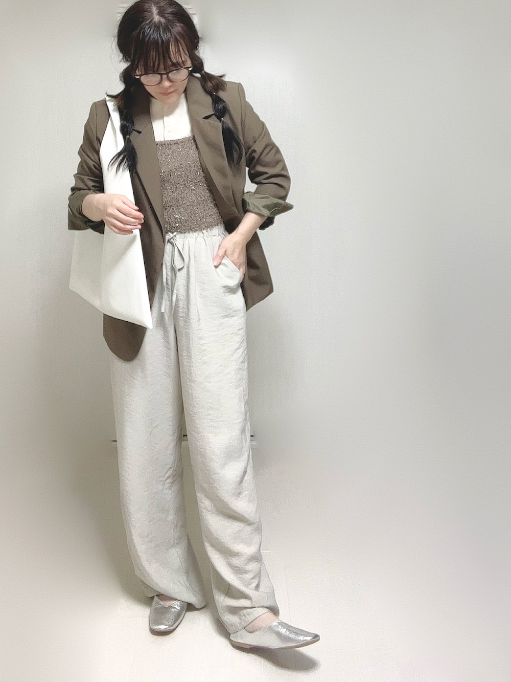 ホワイト系のTシャツ/カットソー、ブラウン系のテーラードジャケット、ホワイト系のショルダーバッグを着用したレディースの秋コーディネートの5枚目の写真